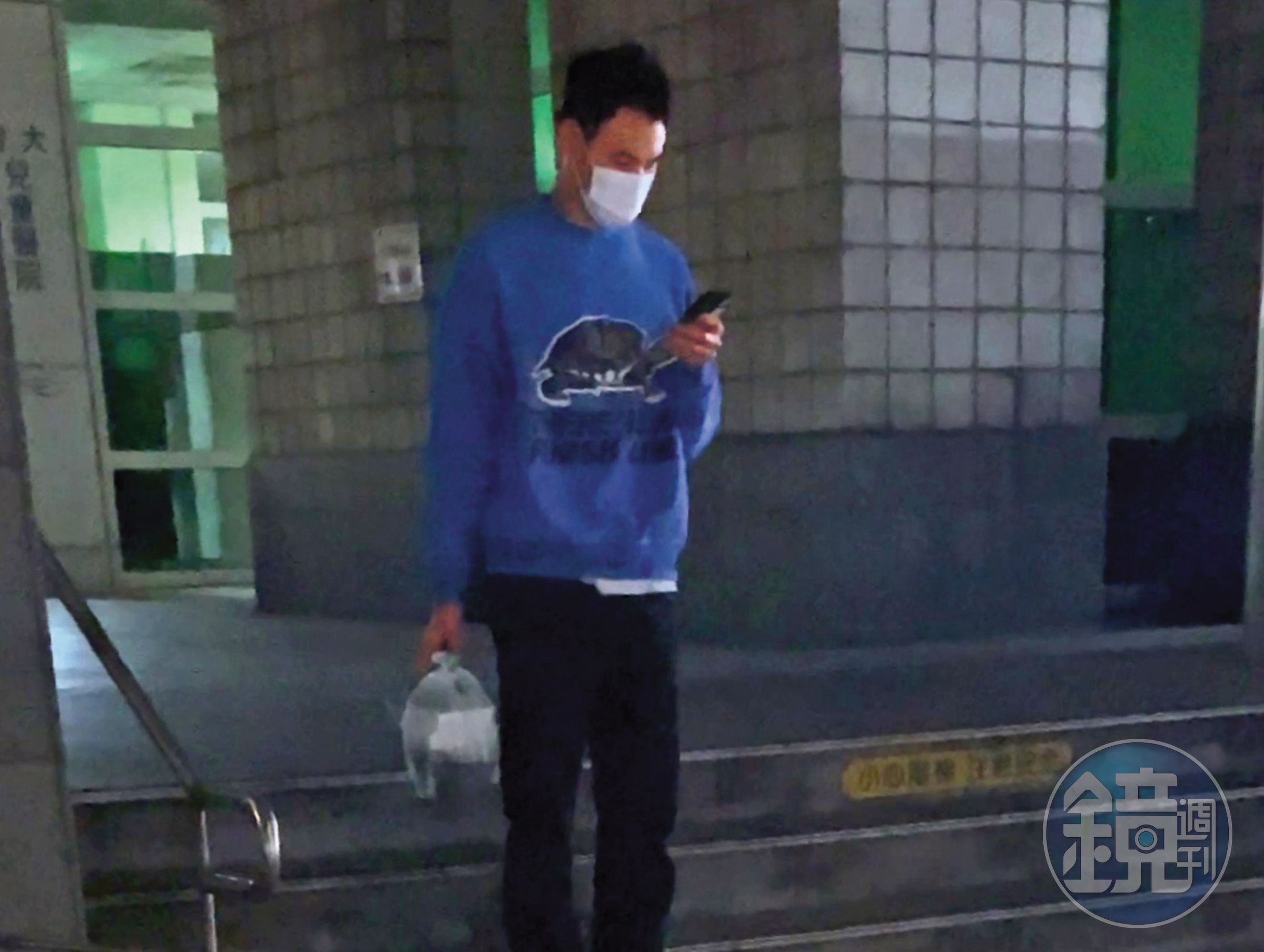 3/20 19:11,提著一袋外送餐食的阮經天站在醫院附近,等待著另一份外送到來。