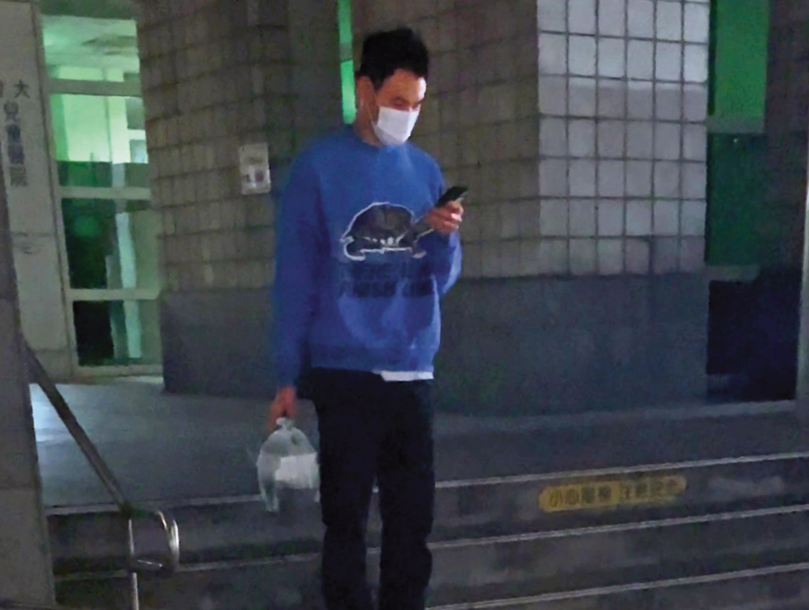 3/20 19:11,提著一袋外送餐食的阮經天站在醫院附近,等待著另一份外送到來。