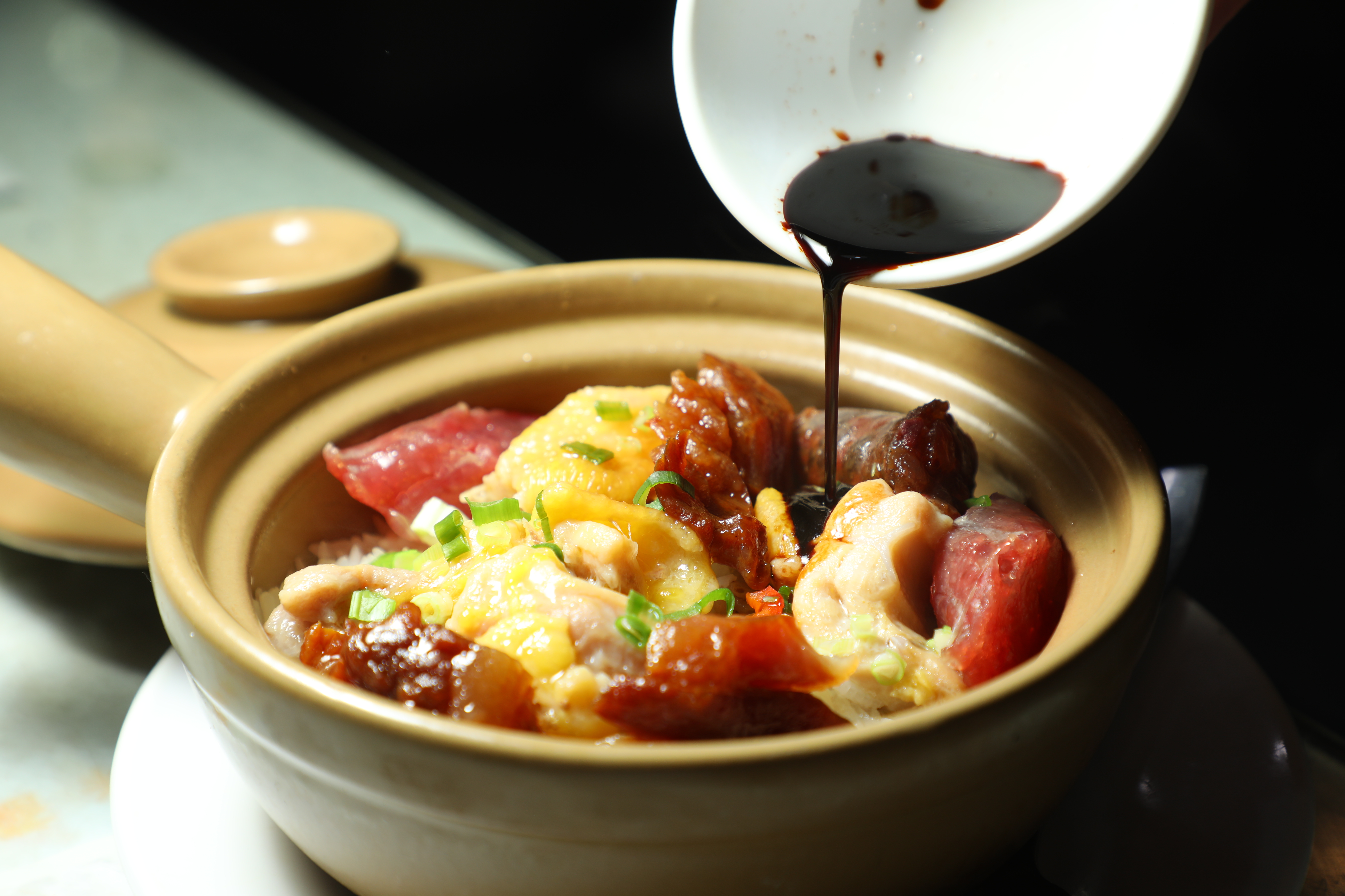 「臘味滑雞飯」米飯吸飽了雞汁與臘味油香。（港幣108元／份，約NT$413）