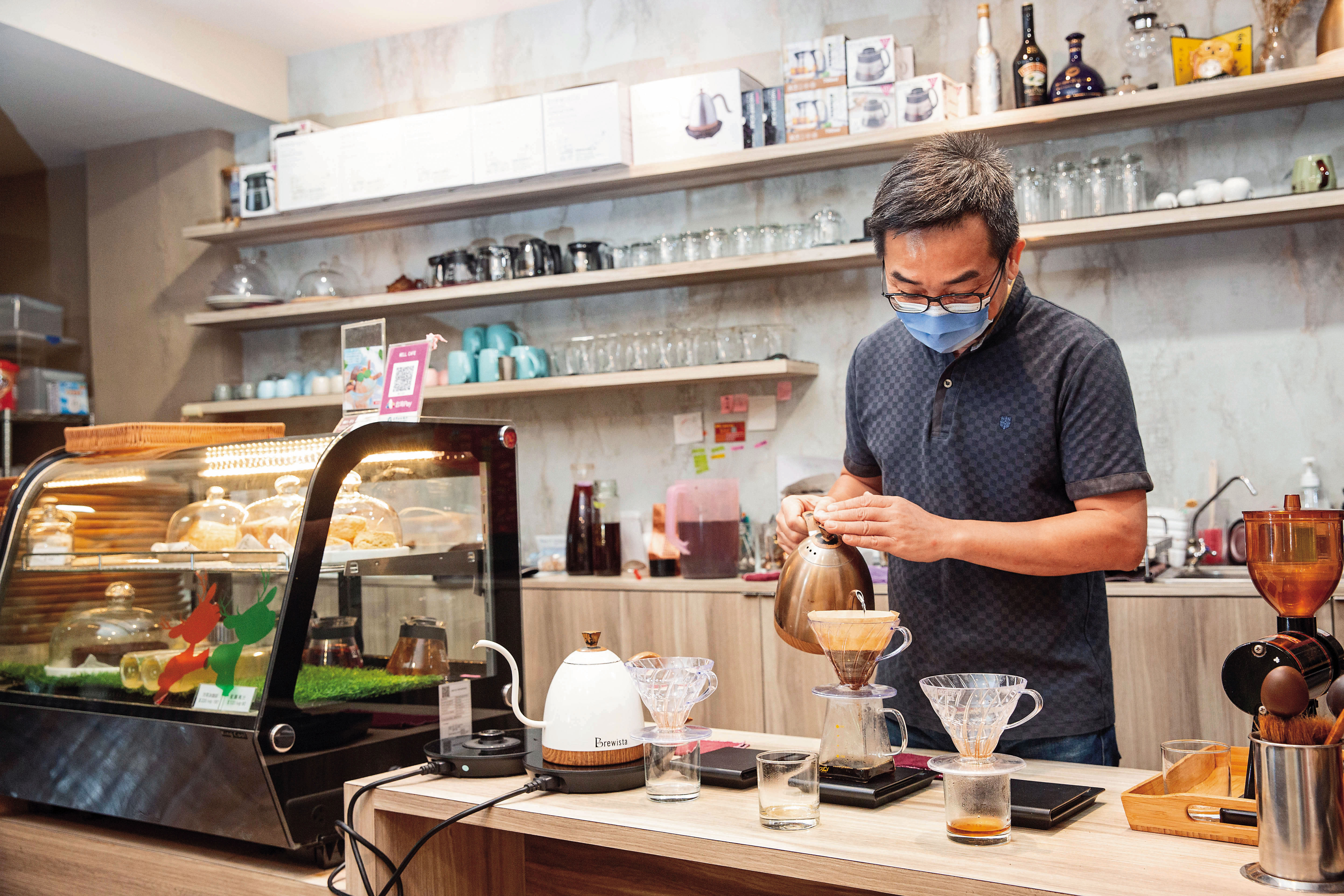 A-J說，投資須耐心等待產業趨勢發酵，就像手沖咖啡一樣要緩緩注入熱水，才能沖出一杯香濃咖啡。