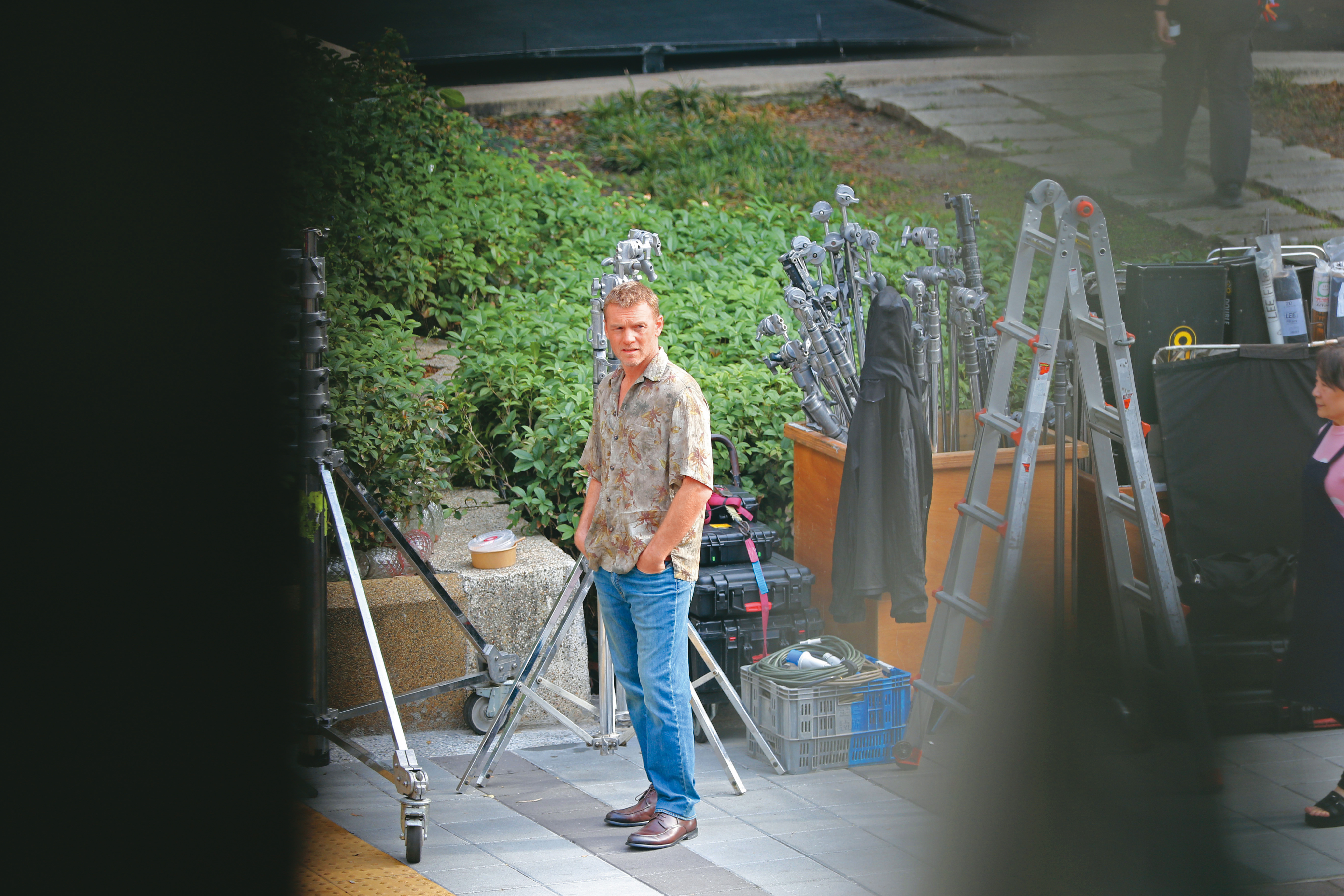 1/26 14：58，拍攝空檔，山姆沃辛頓會就近四處走走看看，十分好奇。