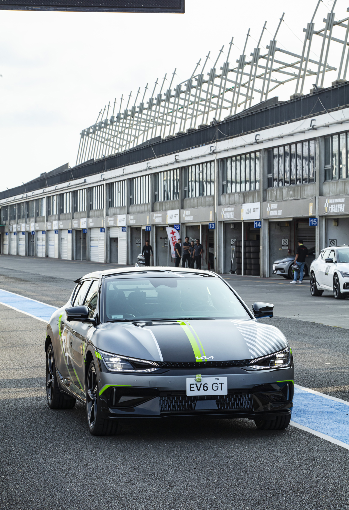 EV6 GT其實在外型上與其他EV6車款並無太大不同，除了車頭與車尾的直柵式飾件外，就是21吋GT專屬鋁合金輪圈以及搶眼的霓虹綠運動型制動卡鉗了，相較於她的強悍動力還真有些扮豬吃老虎的感覺。