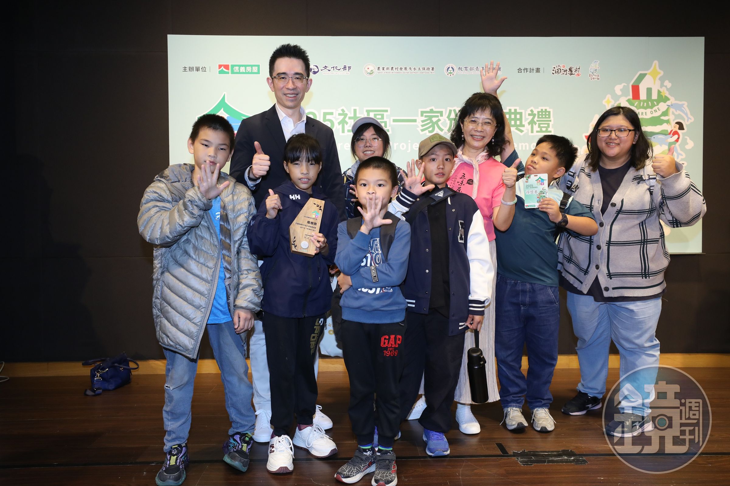 信義企業集團董事長周耕宇(左二後)與得獎師生合影留念。(攝影/蘇立坤)