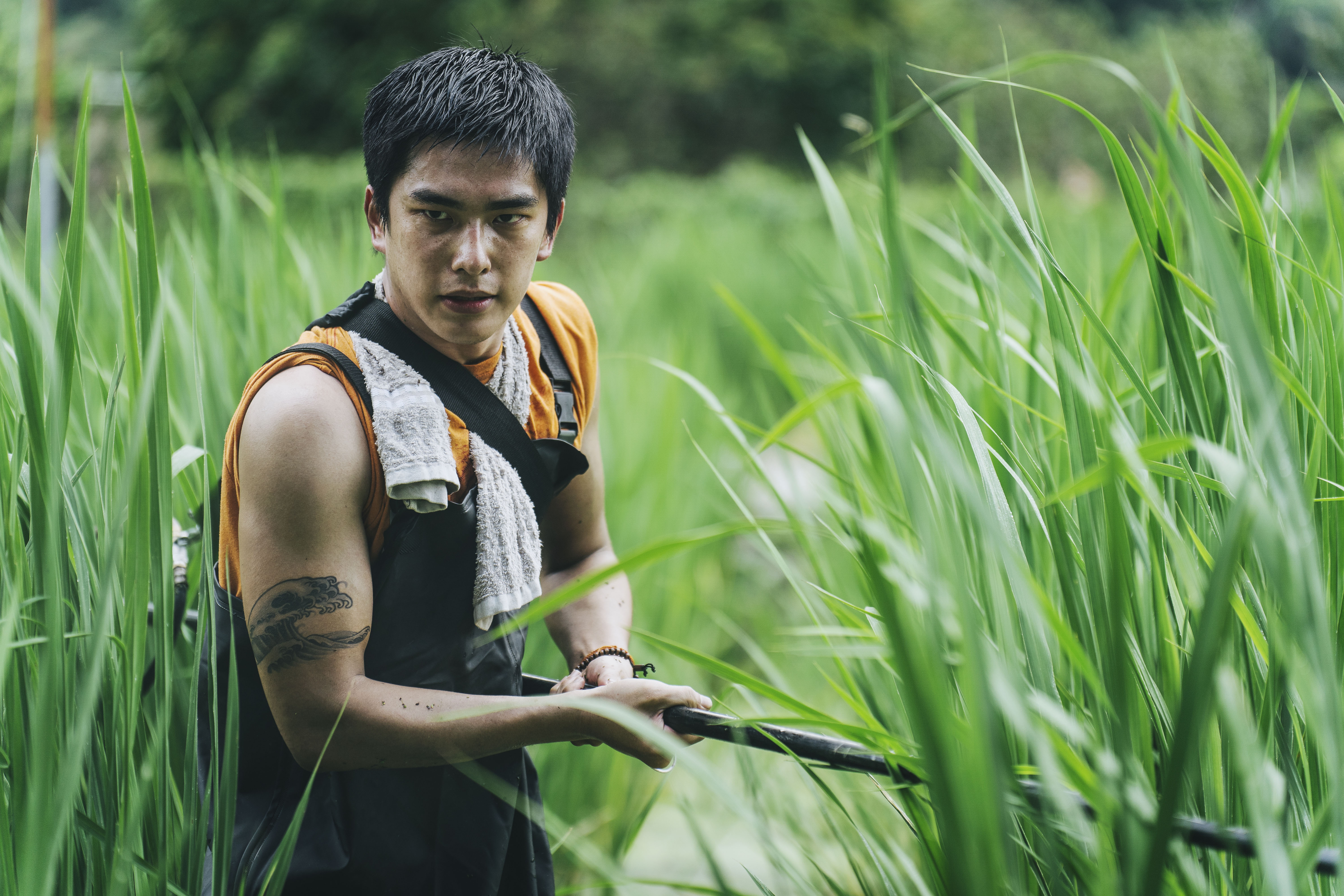 曾敬驊拍《失樂園》下田灑農藥累到靠田邊喘,拍攝首日就想「罷工」。(冬候鳥電影 、文策院提供)