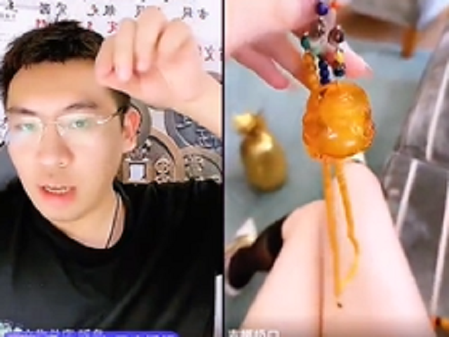 鑑定寶物色色der！狂拍正妹腿中央引人遐想，網驚呼：鑑美腿吧。（翻自微博）