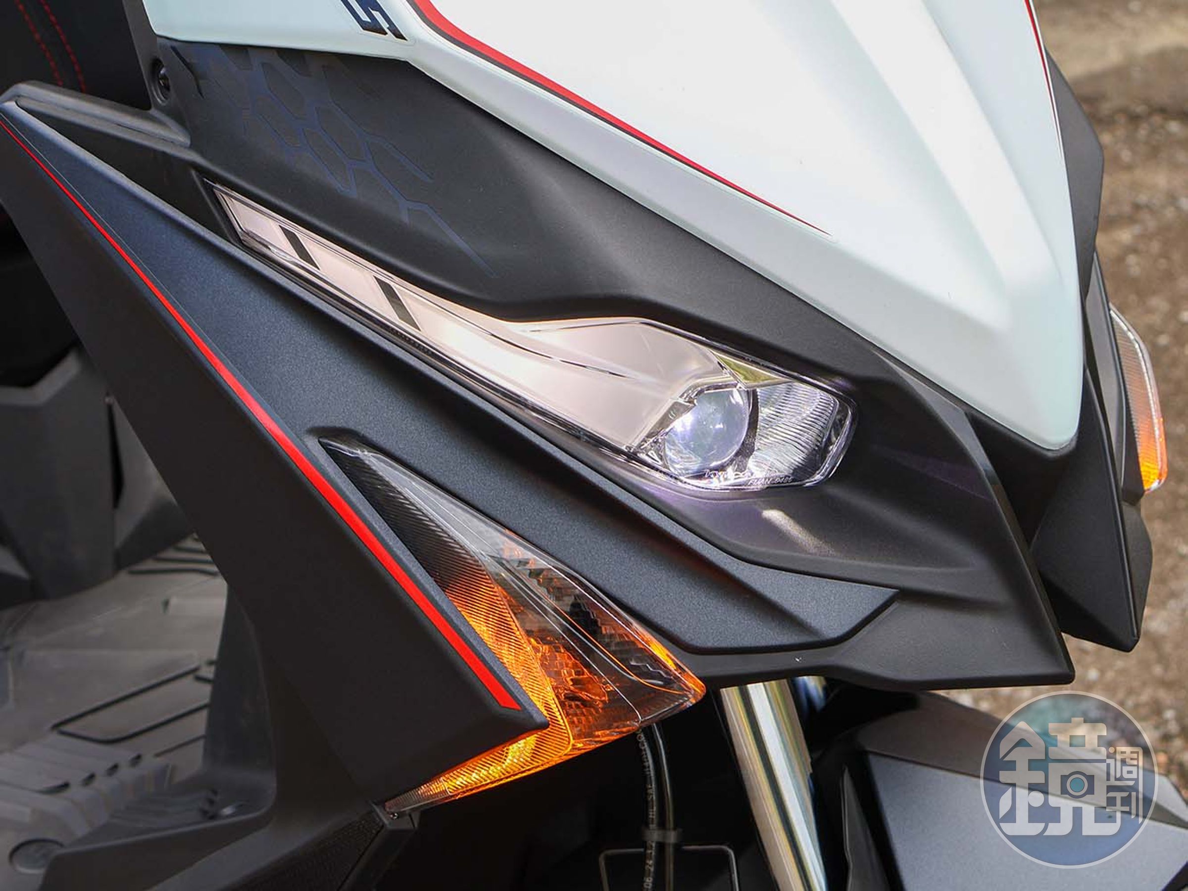 全車燈具皆採用LED燈，車頭的鷹眼頭燈是源自於仿生的設計。
