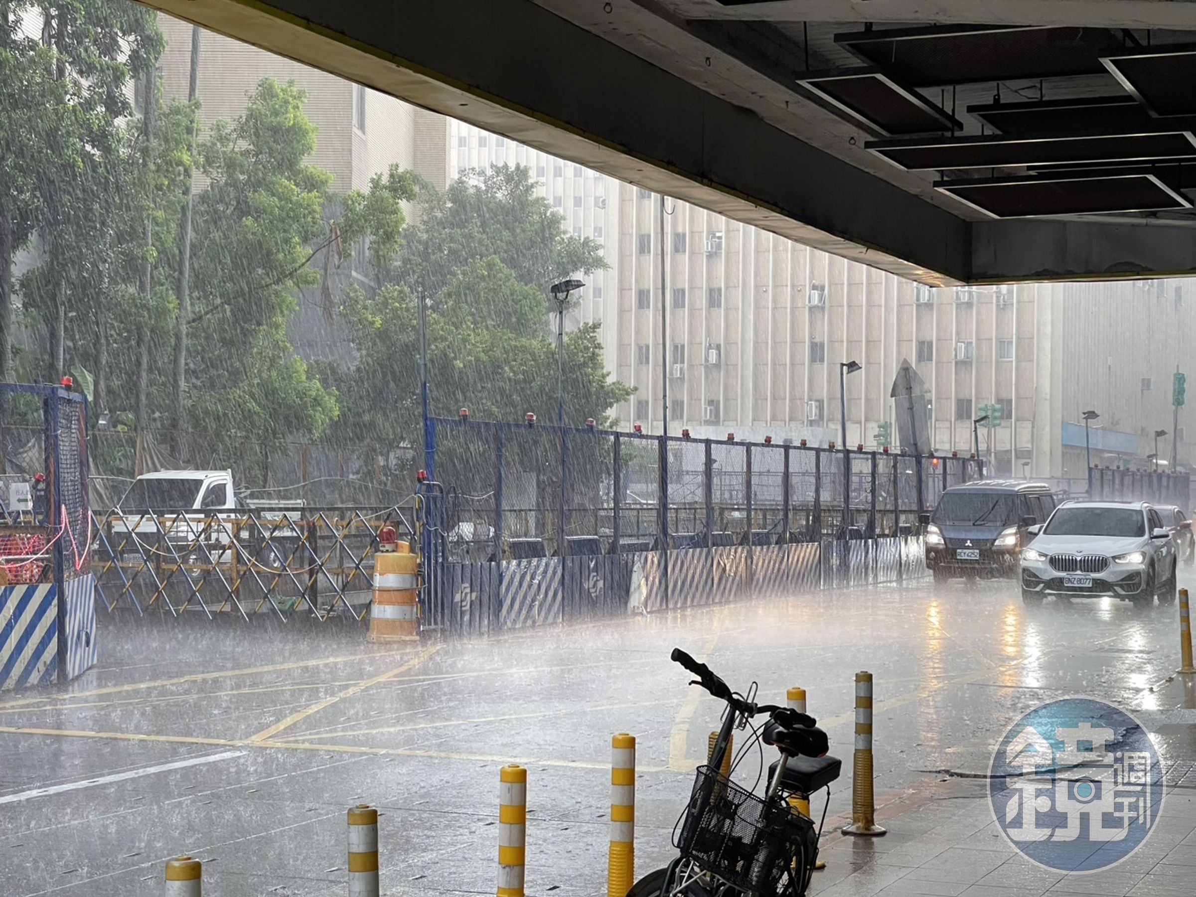  北部今午後降下滂沱大雨。（讀者提供）
