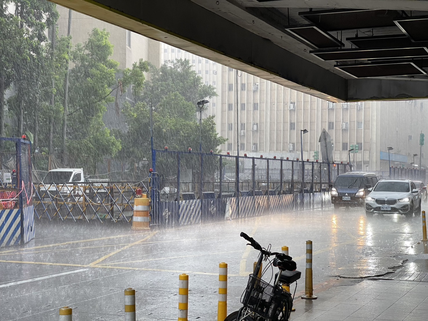 北部今午後降下滂沱大雨。(讀者提供)