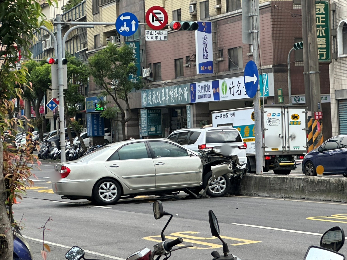 新北市三峽區北大國小旁今日下午發生嚴重車禍，一名老翁駕車衝撞行人。（翻攝記者爆料網）