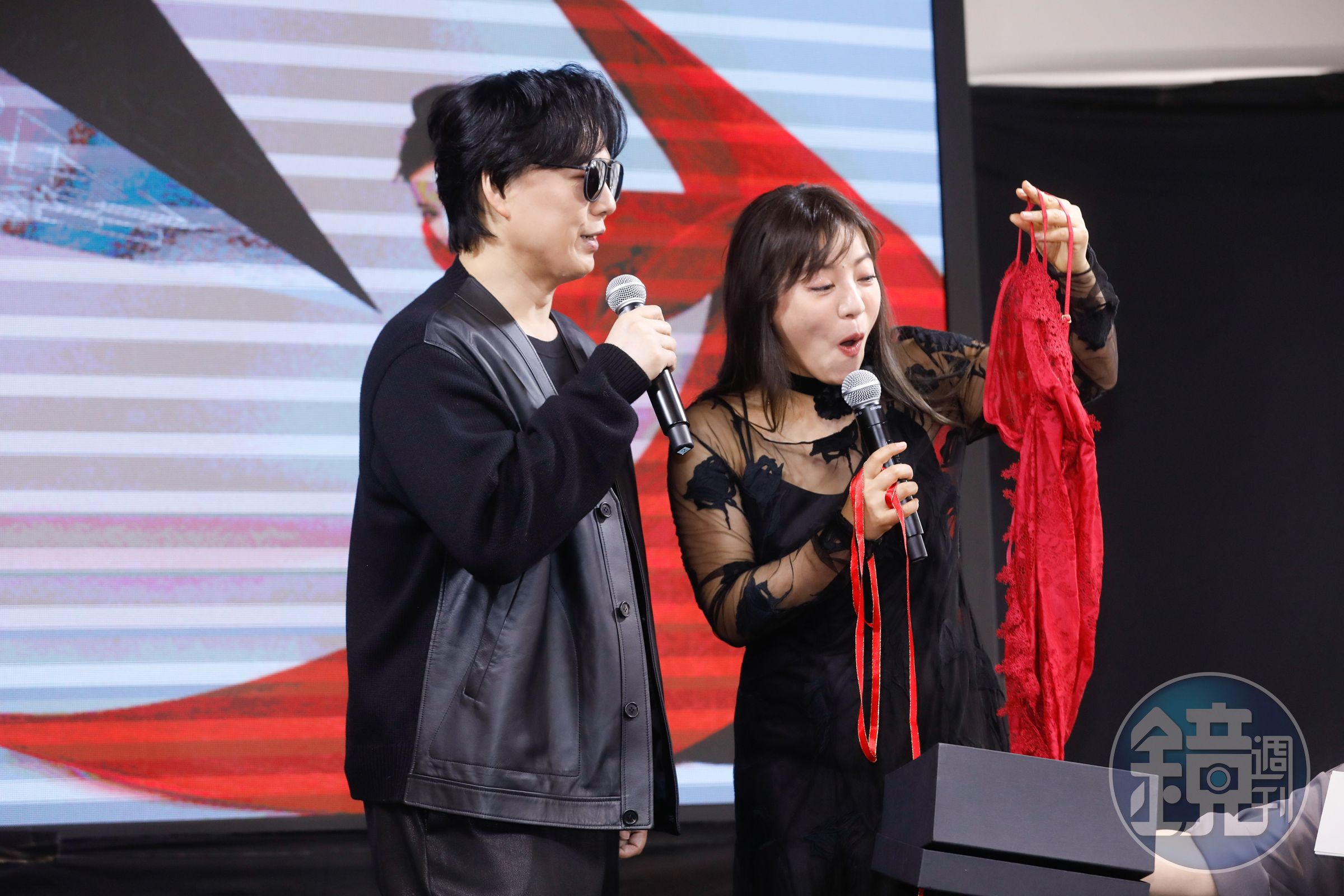 蕭煌奇送紅色睡衣給丁噹，她大笑：「這穿起來會很冷吧。」