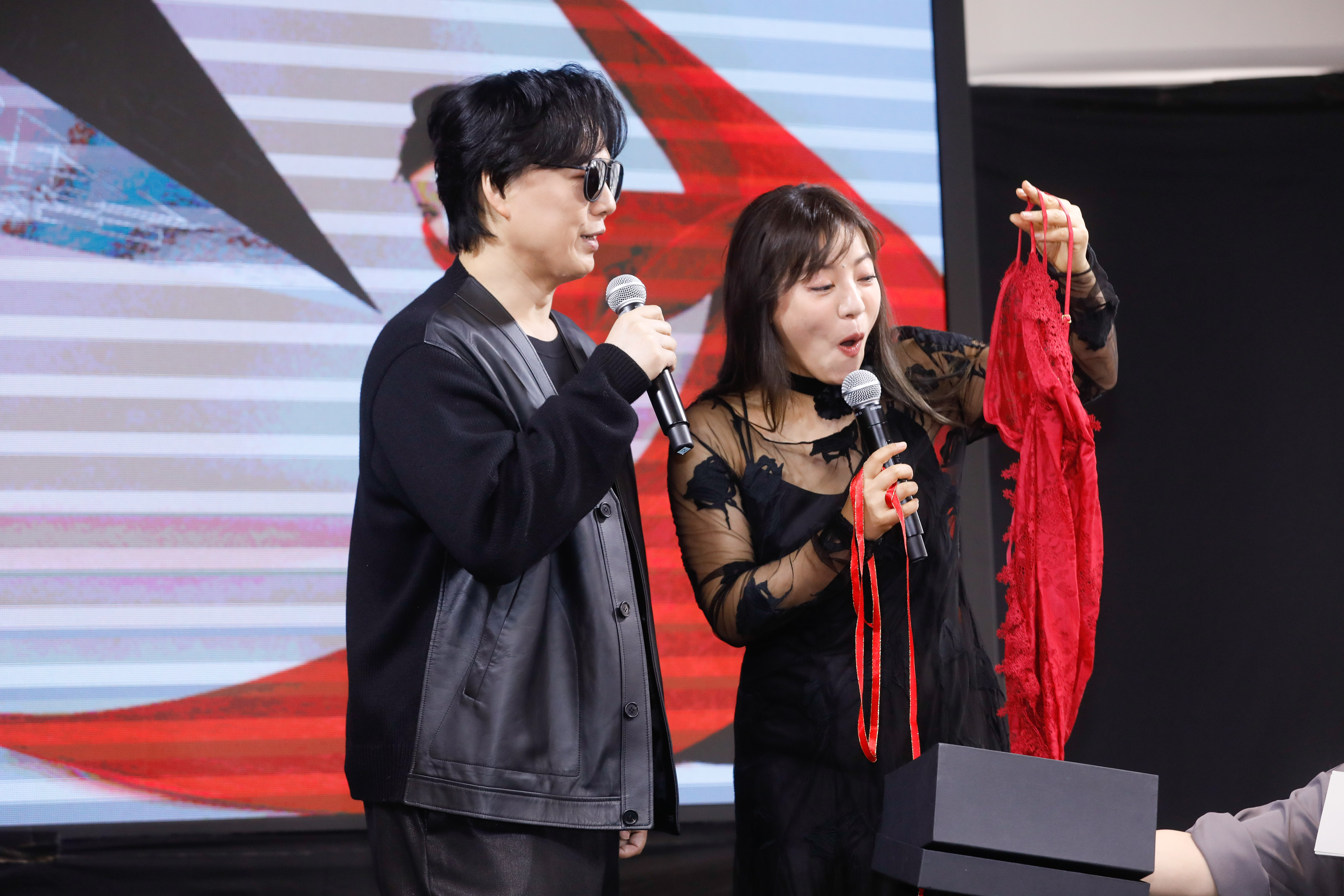 蕭煌奇送紅色睡衣給丁噹，她大笑：「這穿起來會很冷吧。」