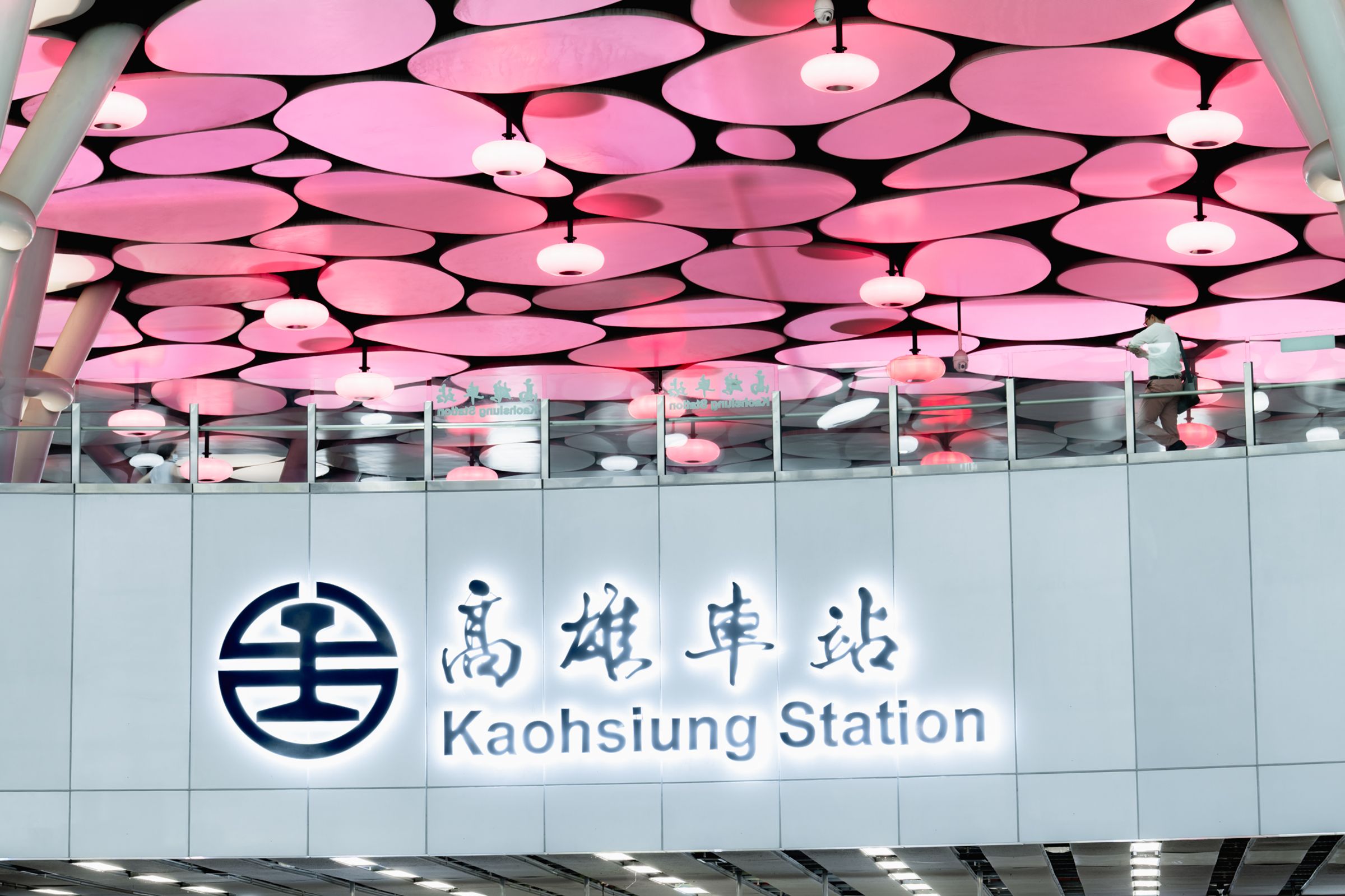 自10月13日起連續7天，經過高雄火車站別忘記找找粉紅在哪裡。（Live Nation提供）