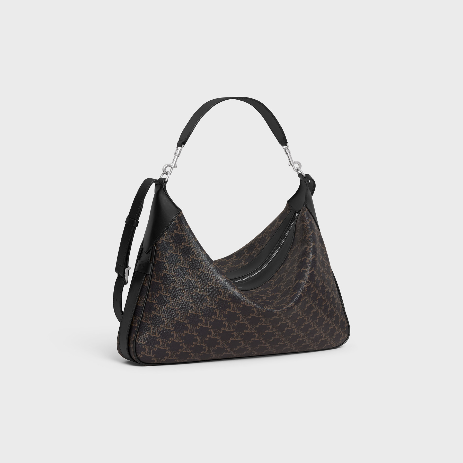 標誌印花及牛皮革大型ROMY手袋。NT$115,000(CELINE HOMME提供)