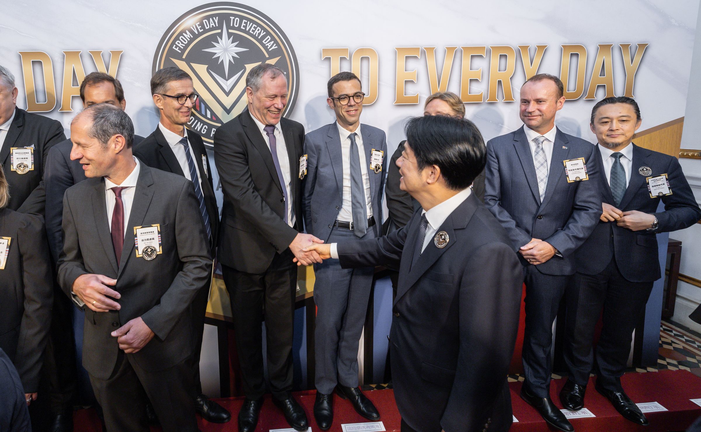 總統賴清德今與歐盟等各國代表在總統府舉行歐戰勝利80週年紀念茶會。(總統府Flickr)