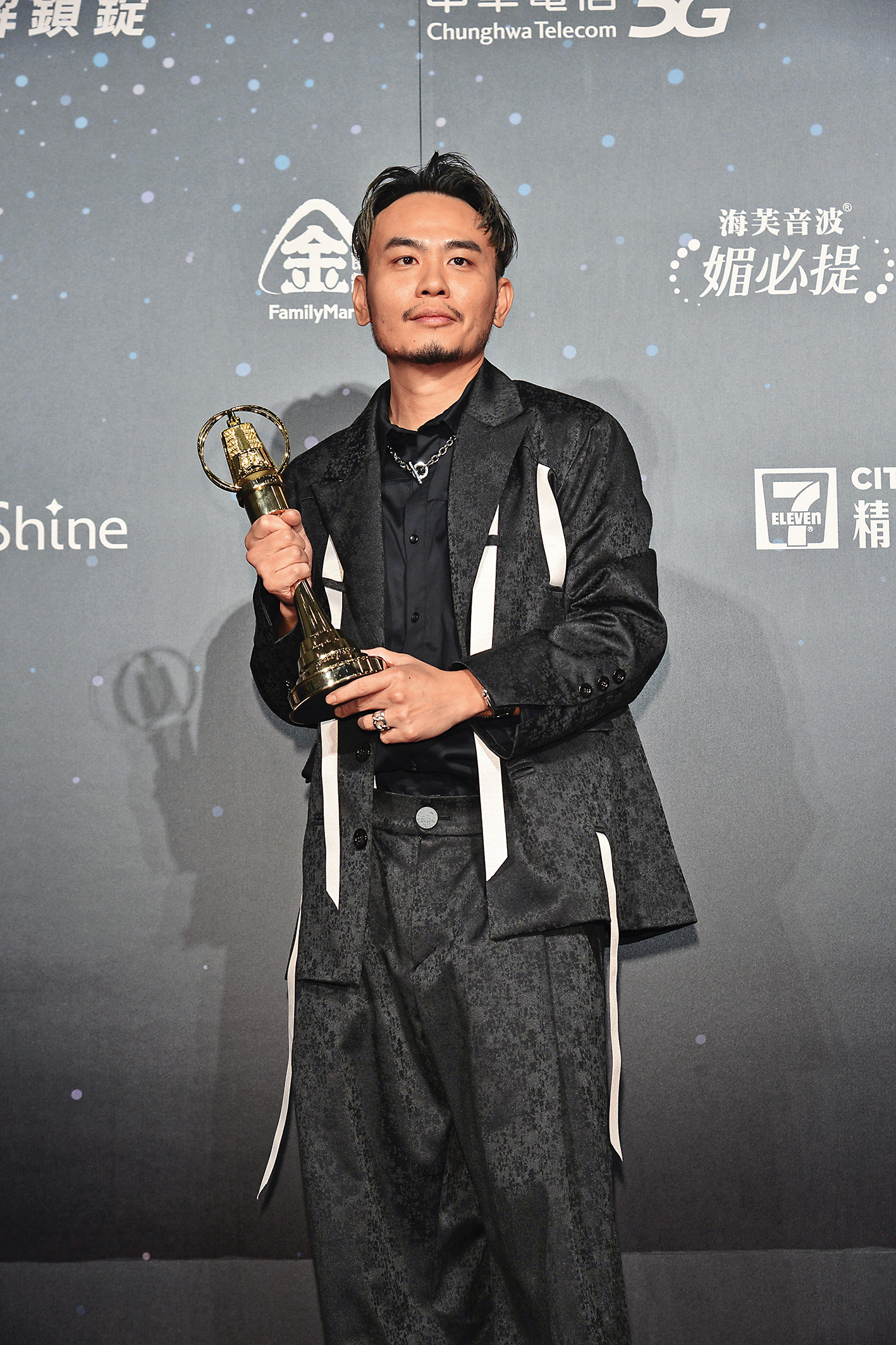 不只在音樂領域受肯定，楊大正也憑演技拿下金鐘獎，獲得戲劇節目男配角獎。（三立電視提供）