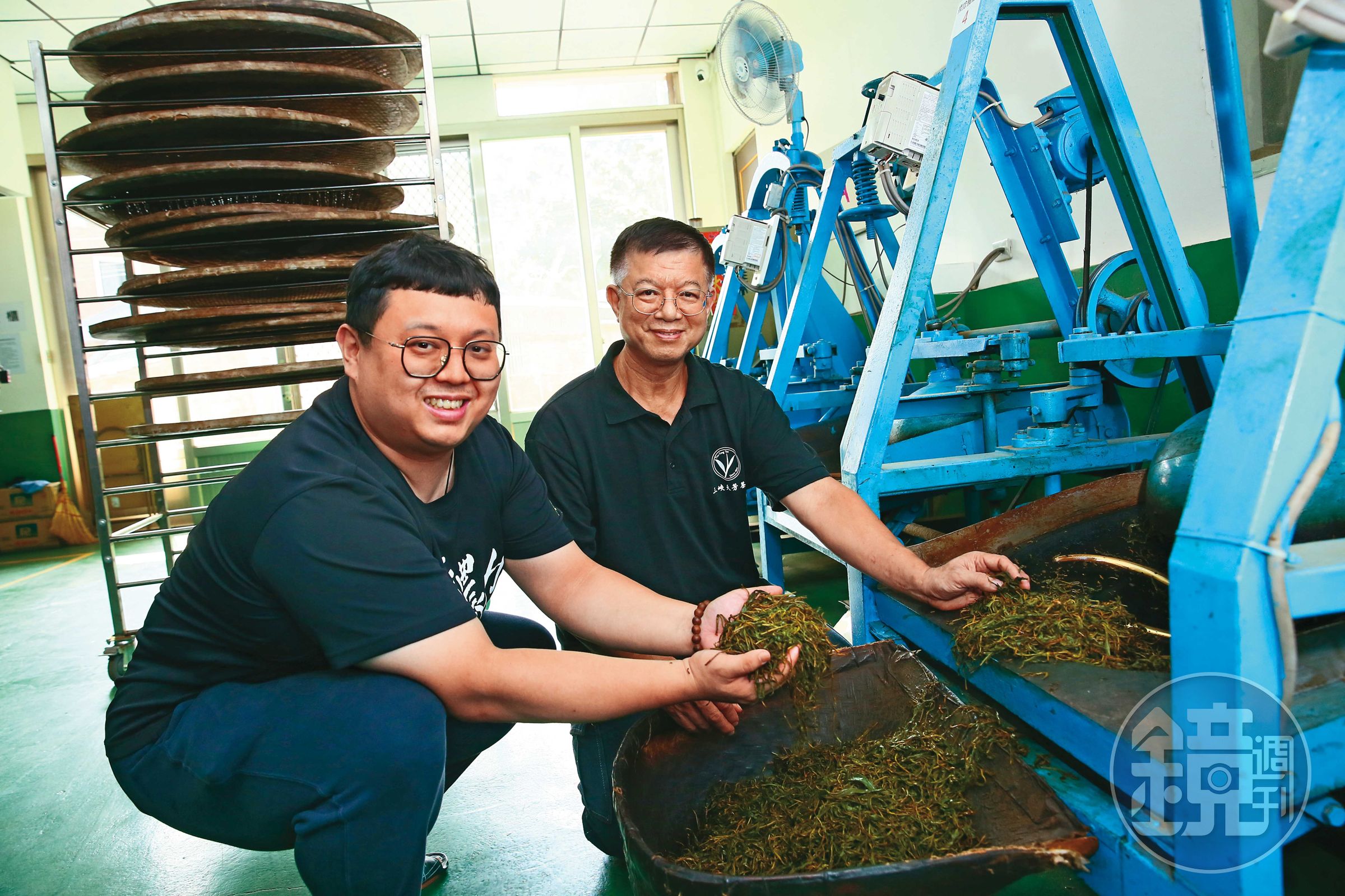 擁有百年茶史的新北三峽天芳茶行，現由第5代黃正忠（右）與第6代黃耀寬（左）父子聯手經營，2人陸續奪得百餘項大獎，讓茶行有「碧螺春茶王世家」封號，也是三峽唯一獲得農糧署5星優質製茶廠評鑑。