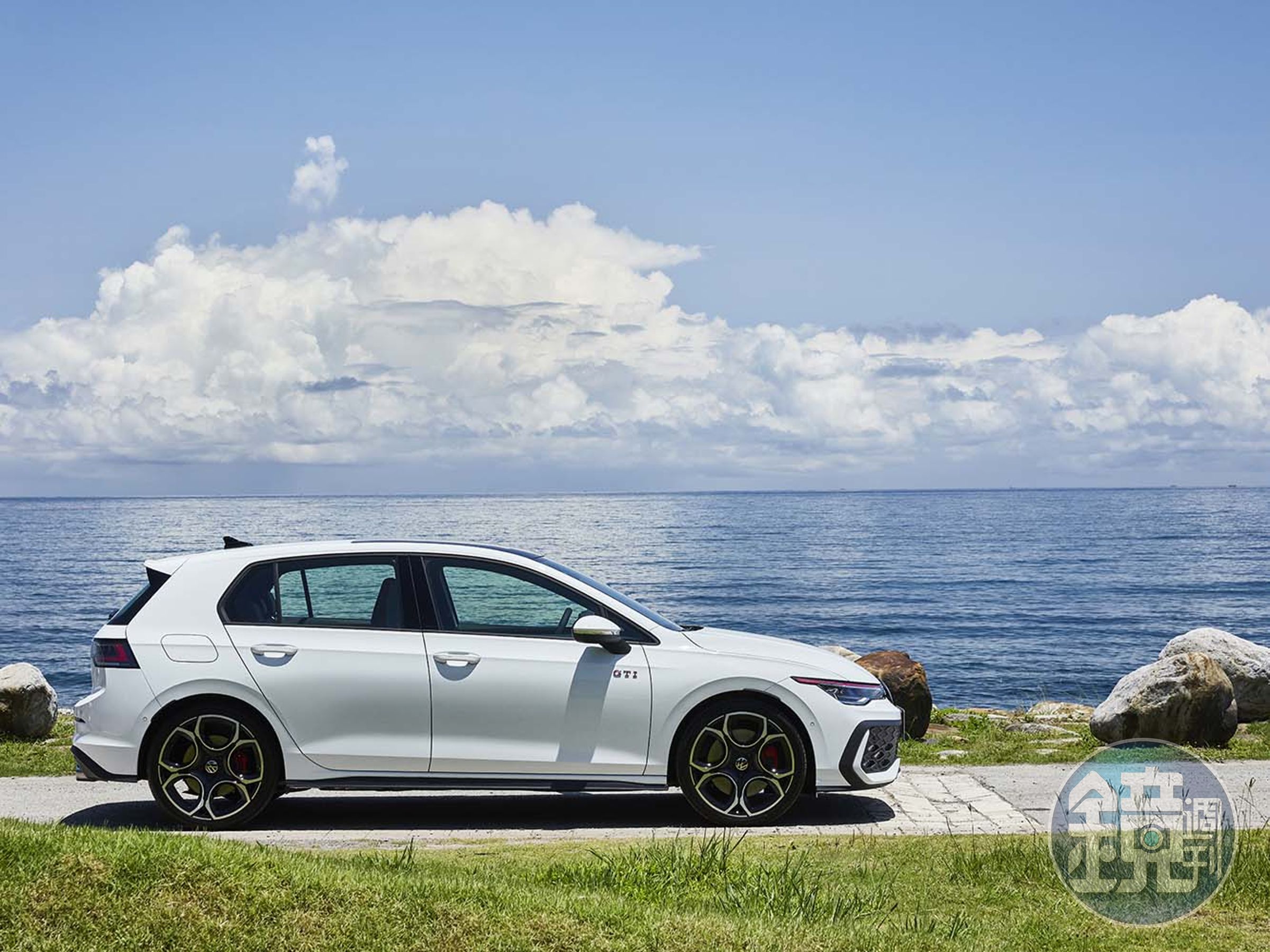 MK8.5的Golf GTI還是維持了知名設計師所設計的樣貌,但搭載了全新十九吋的Queenstown鋁圈。