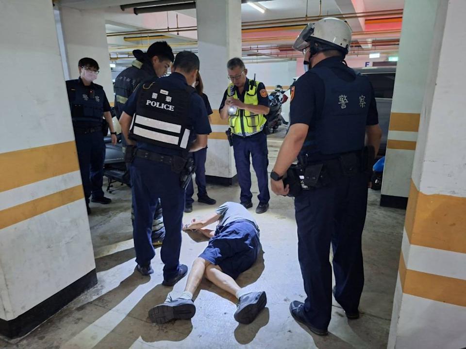 男子疑似情緒失控，突然持斧頭朝消防人員揮砍，導致3人受傷送醫，並劫走路旁救護車逃逸。（民眾提供）