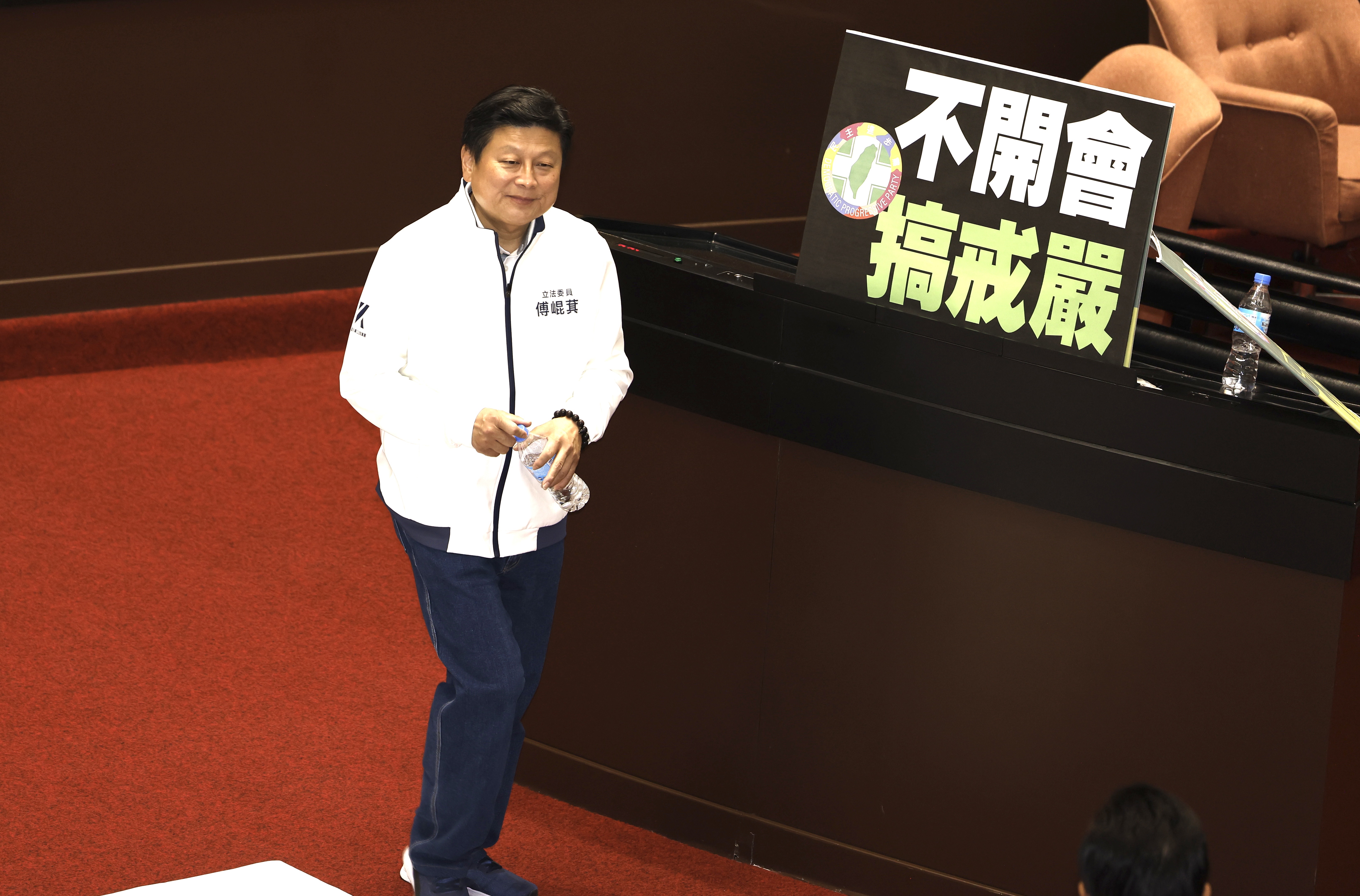國民黨團總召傅崐萁成功回到議場。