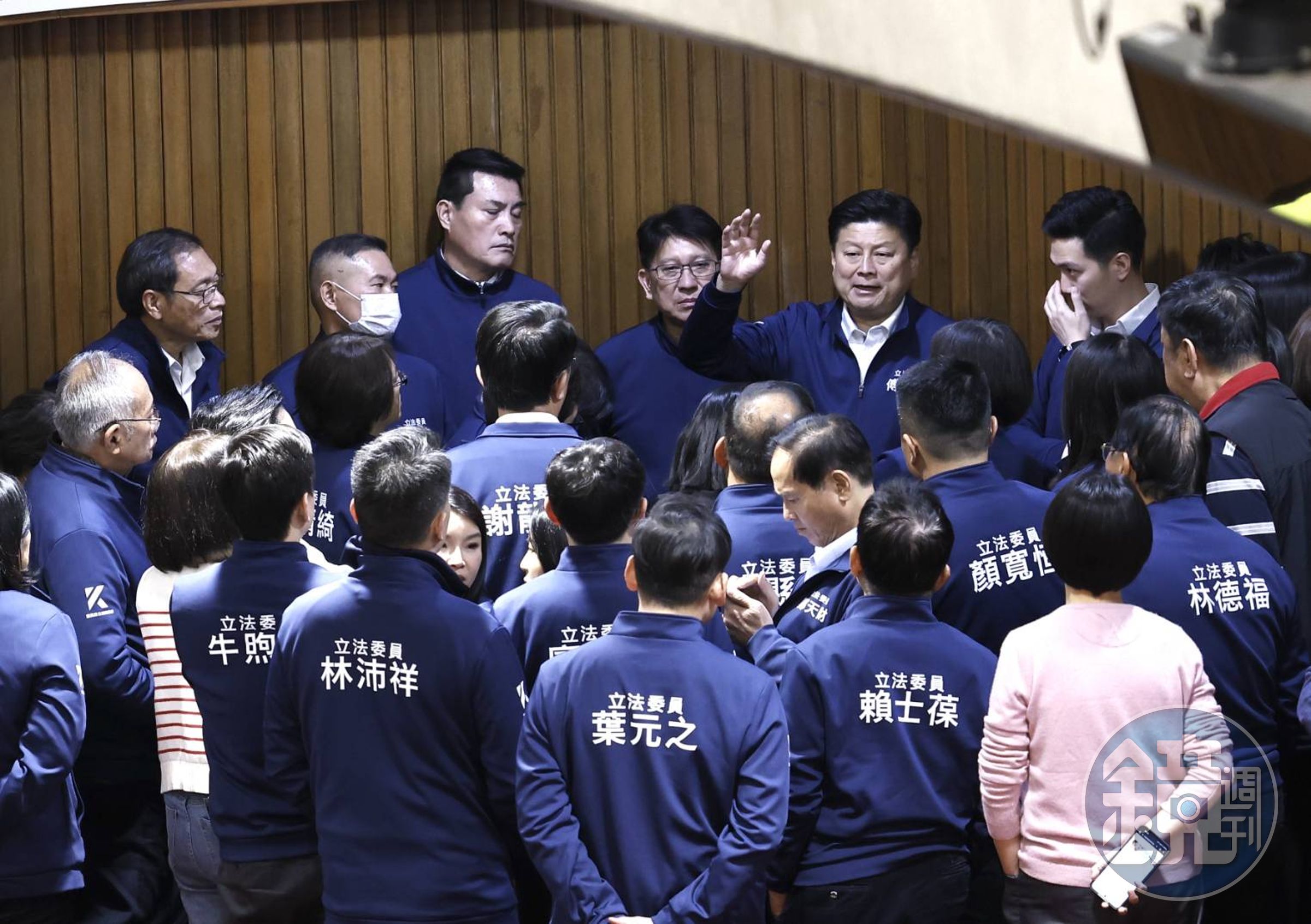 國民黨團總召傅崐萁召集立委們場邊開會討論策略。