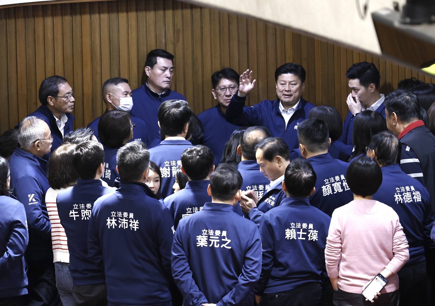 國民黨團總召傅崐萁召集立委們場邊開會討論策略。