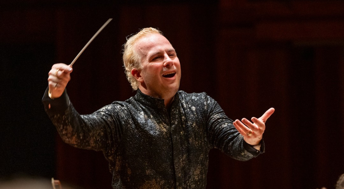亞尼克·聶澤-賽金日前領軍紐約大都會歌劇院管弦樂團在日本演出。（牛耳藝術提供、©️Naoko Nagasaka）