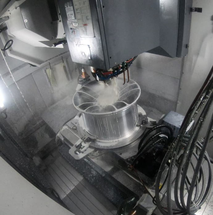 憑藉持續開發的鍛造技術、新材料應用、與設計工程技術能力,巧新能製造專門為客戶量身訂製的輕量化客製鋁圈。(巧新科技提供)