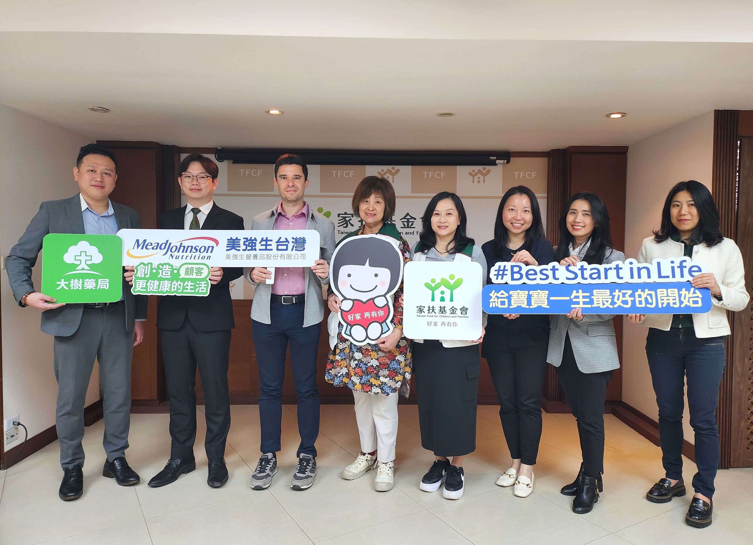 美強生協同大樹藥局湧入愛心物資,幫助家扶基金會約500戶家庭溫暖過年。(美強生提供)
