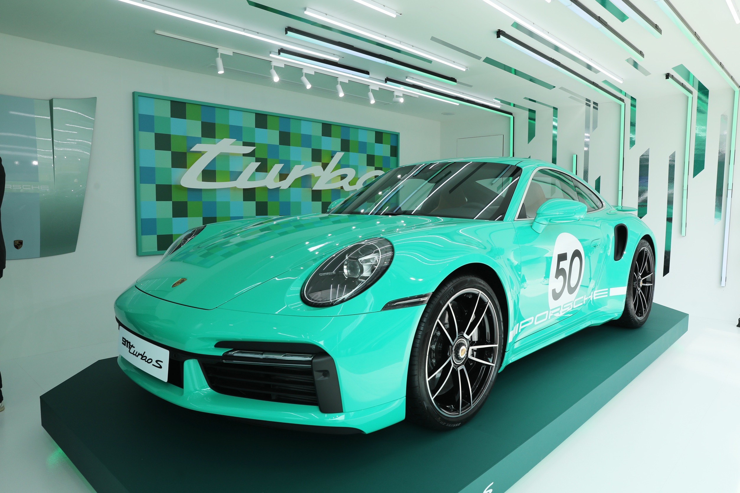 亮綠色Lighter Green保時捷 911 Turbo S全球只有一台。