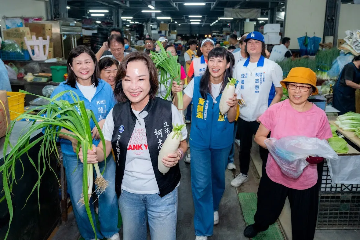 高雄市長選戰進入倒數，柯志恩展開密集市場掃街，從早市一路走到夜市，期間攤商送上蘿蔔與蒜苗，以「好彩頭」、「凍蒜」諧音為她加油。