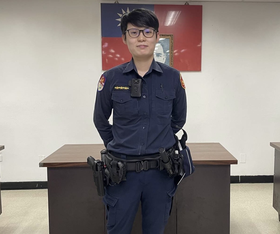 捷運女警葉玲君日前在民權西路站獲報,有男童走失,她用《汪汪隊立大功》卡通安撫男童情緒,並協助找到男童的外公。(翻攝畫面)