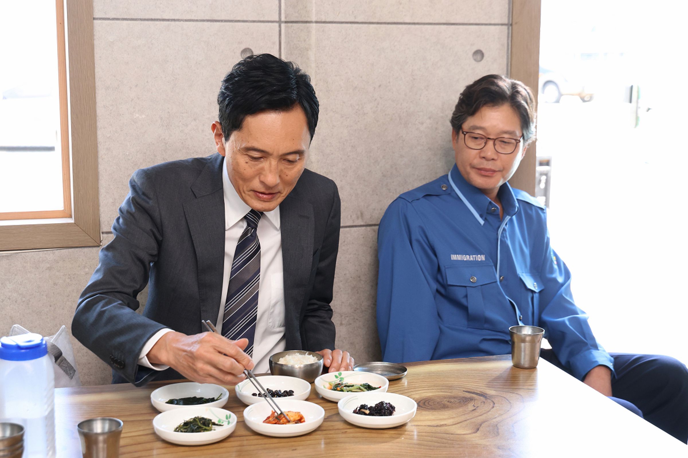 韓國演員劉宰明（右）獲邀演出《電影版孤獨的美食家》，和松重豐的詼諧互動是一大看點。（采昌國際多媒體提供）