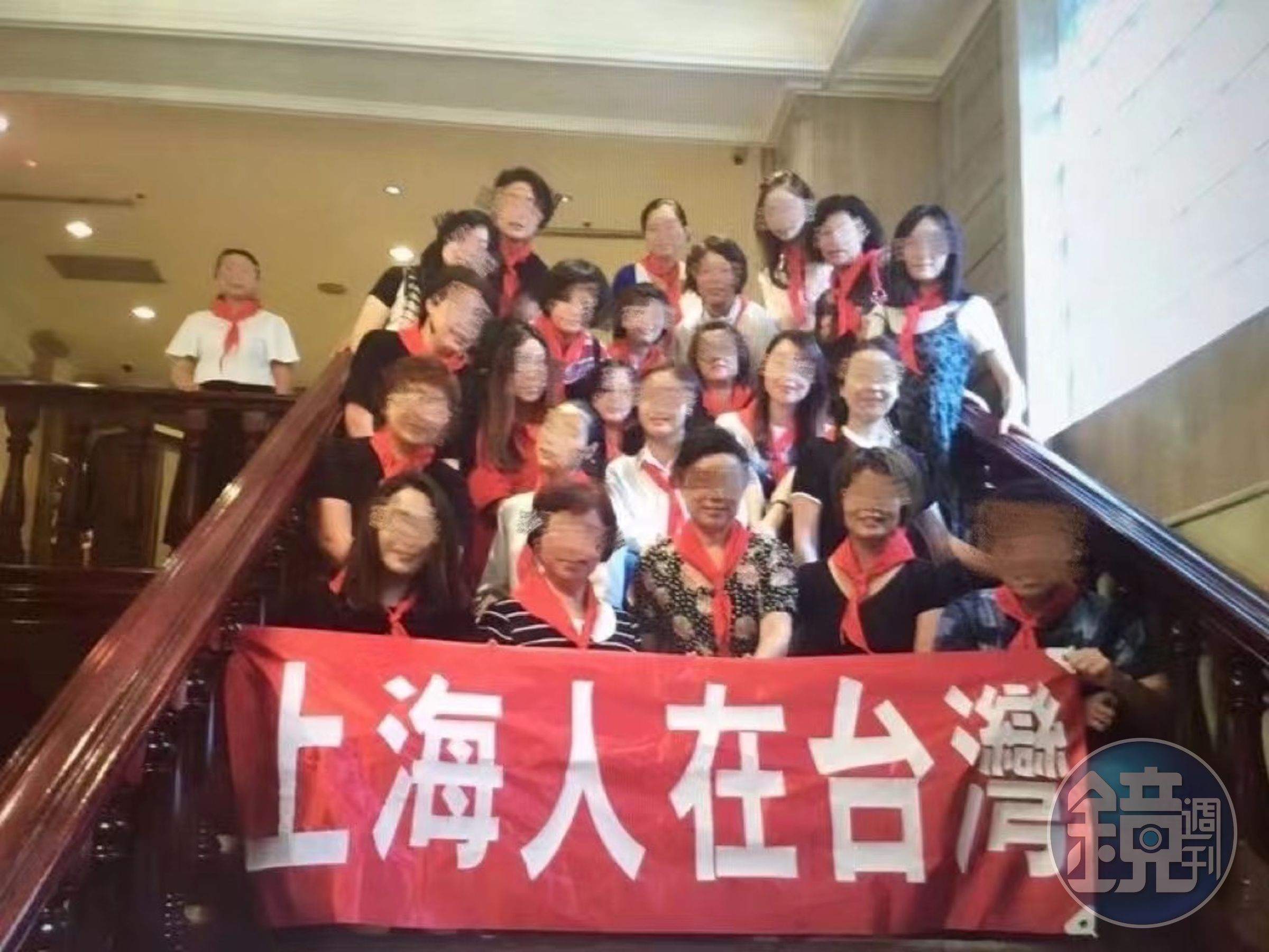 徐春鶯指爆料者連地點都說錯,當天她是與一群上海陸配在台北聚餐慶祝國際兒童節,還拉了布條「上海人在台灣」。(徐春鶯提供)