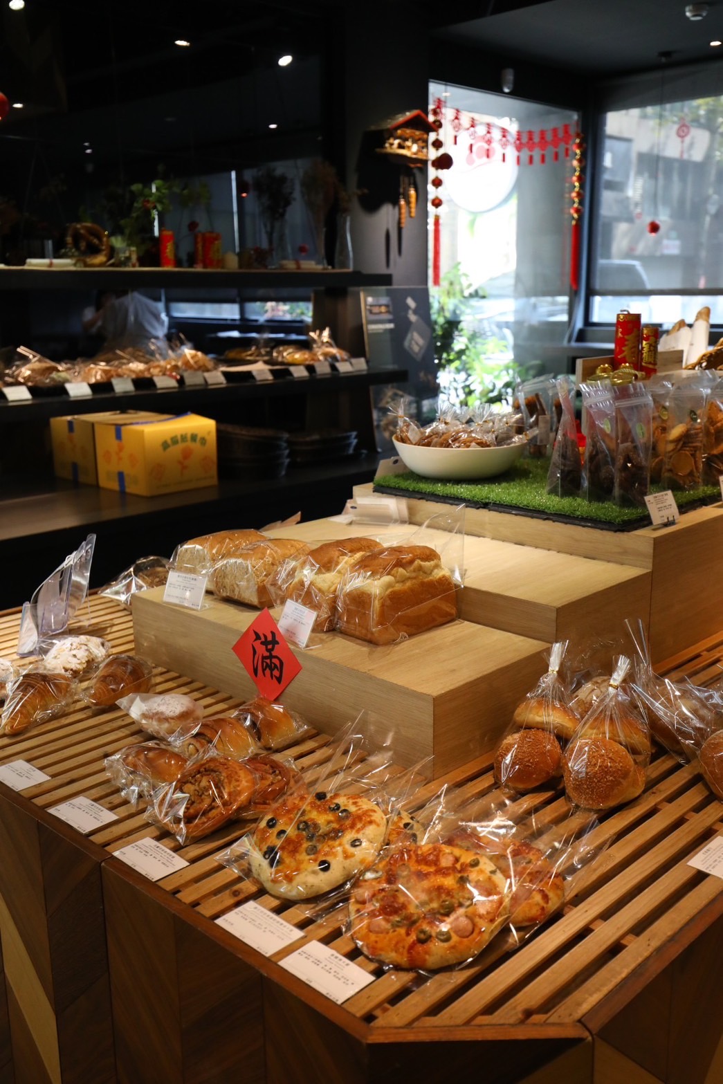 無論是否用餐，也都可以在店內也選購到多種口味的麵包。