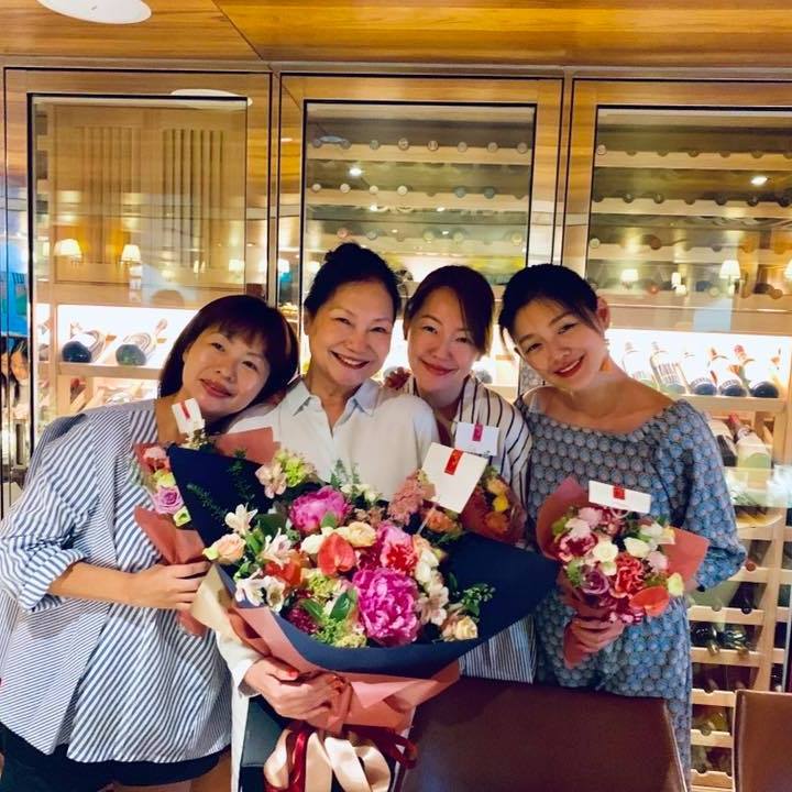 S媽昔日擁三個女兒開心的模樣。(臉書)