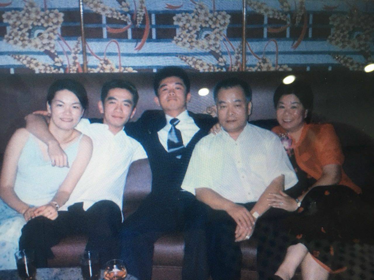 三姊弟(左1劉瓊雯、左2劉佑軒、左3劉安哲)畢業後就進中傑,坦言工作後與父親(右2劉信國)有不同想法,才開始遲來的叛逆。(中傑提供)
