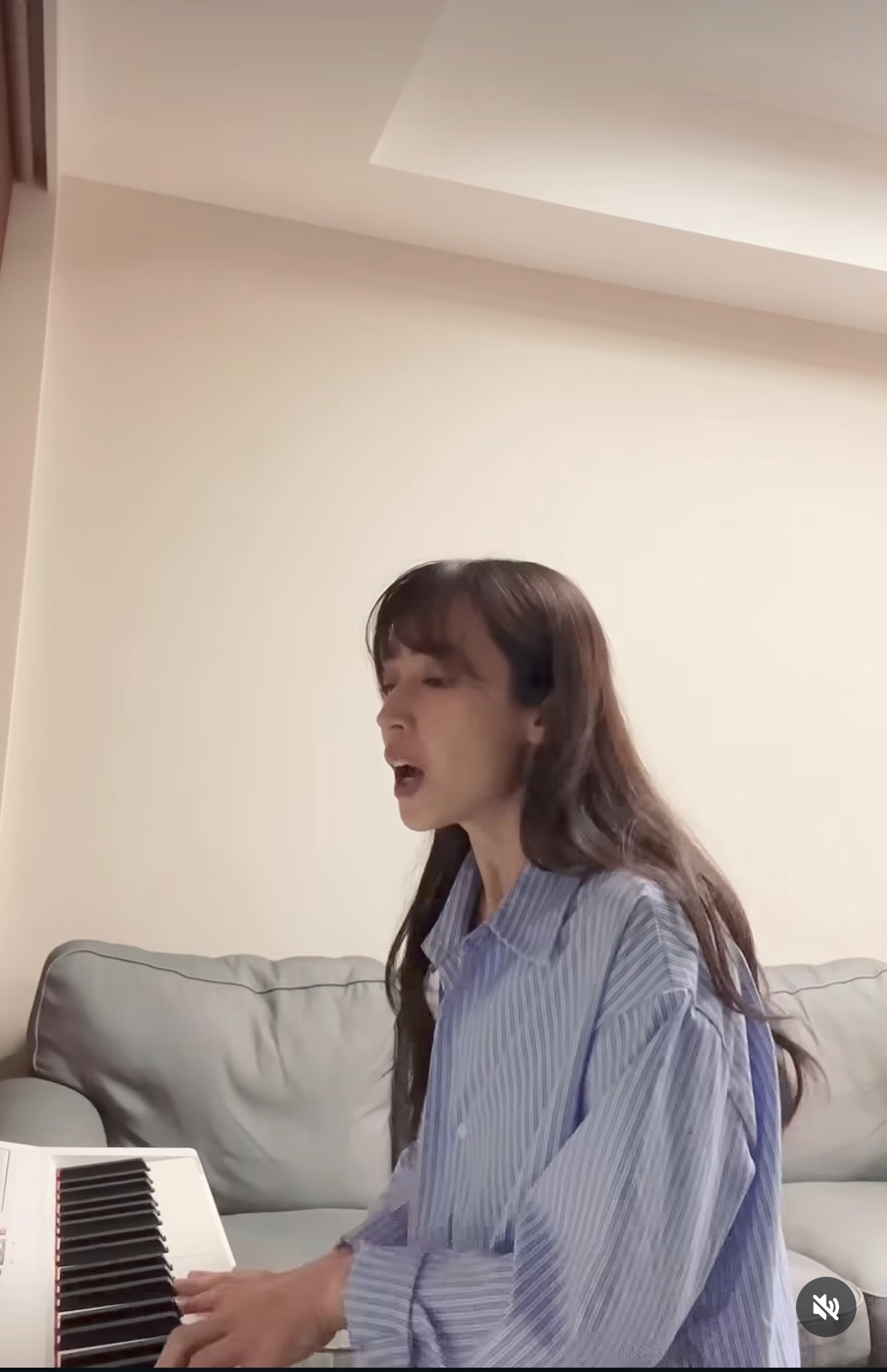 為了9月的音樂劇,小薰最近忙著練舞唱歌,還有彈琴。(小薰IG)