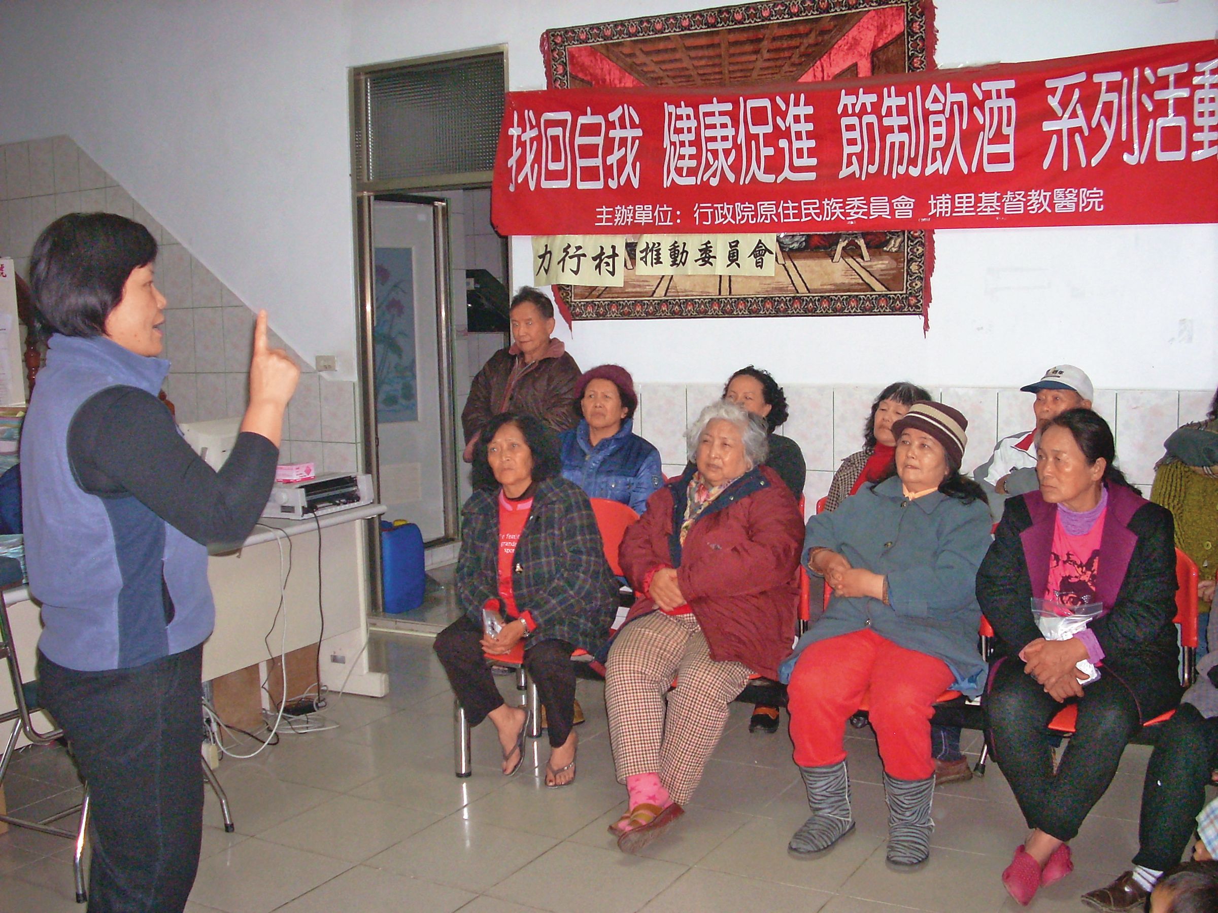 龔富美(左)初至山地醫療團隊時,常需家訪與幫部落居民衛教。(龔富美提供)