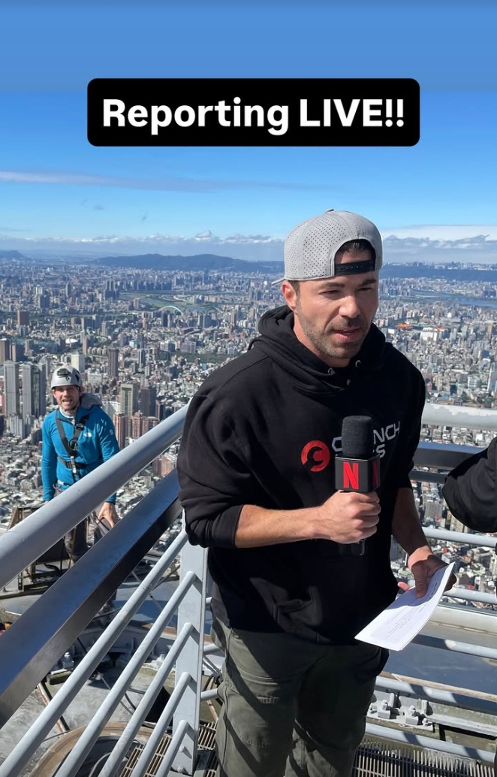 超大咖YouTube網紅羅伯在台北101頂端迎接霍諾克。（翻攝自Mark Rober Instagram）