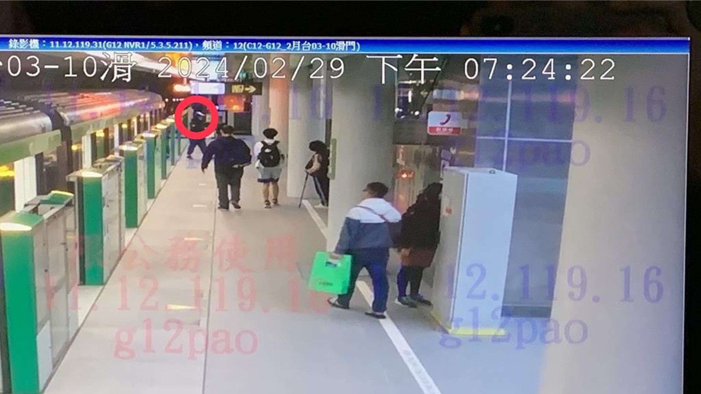 葉姓男子(紅圈處)持玩具槍在中捷車廂內把玩,嚇得民眾逃出車廂。(翻攝照片)