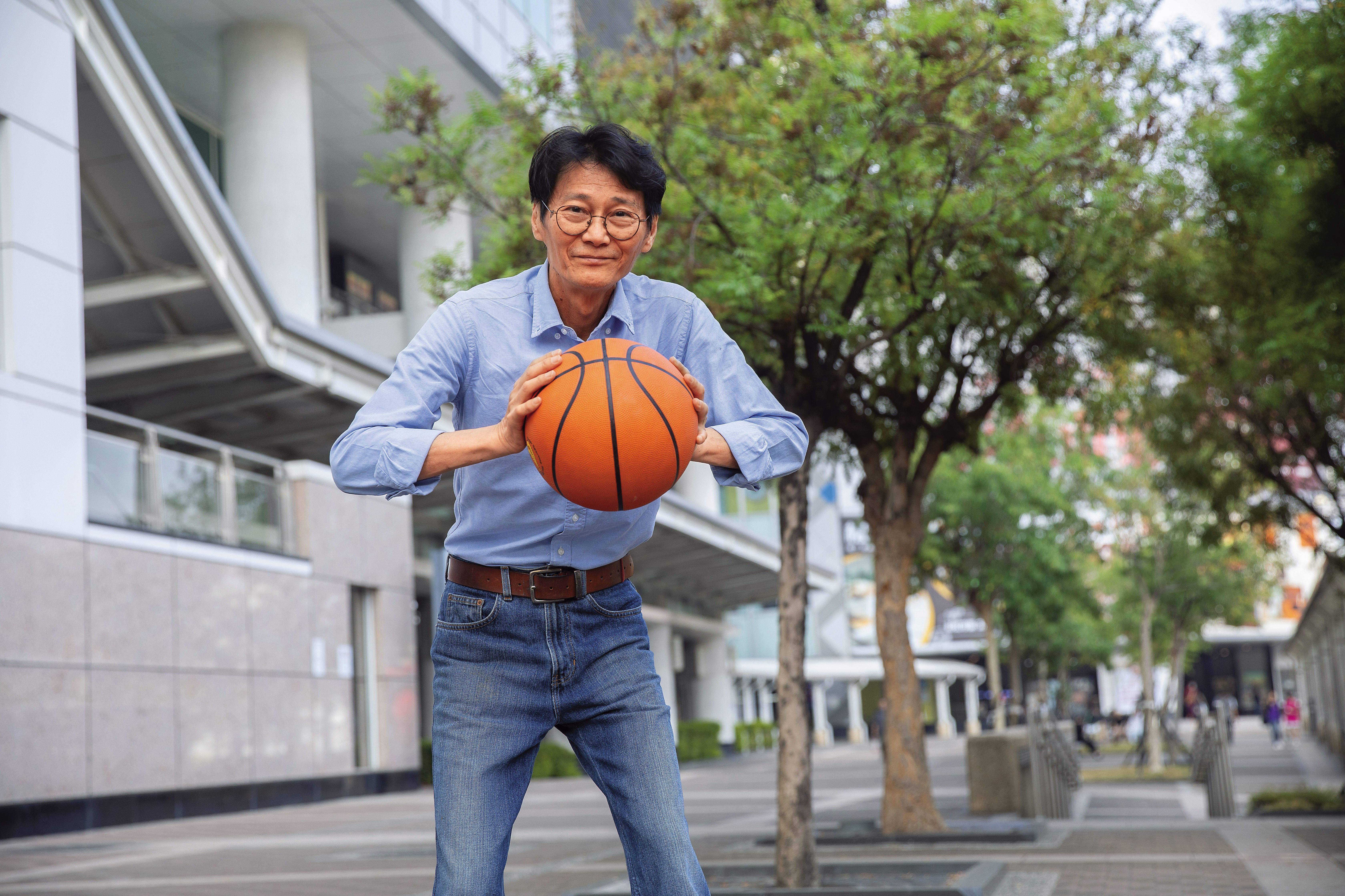 謝士英存股但不關心股價，每週打籃球3次，退休生活愜意。