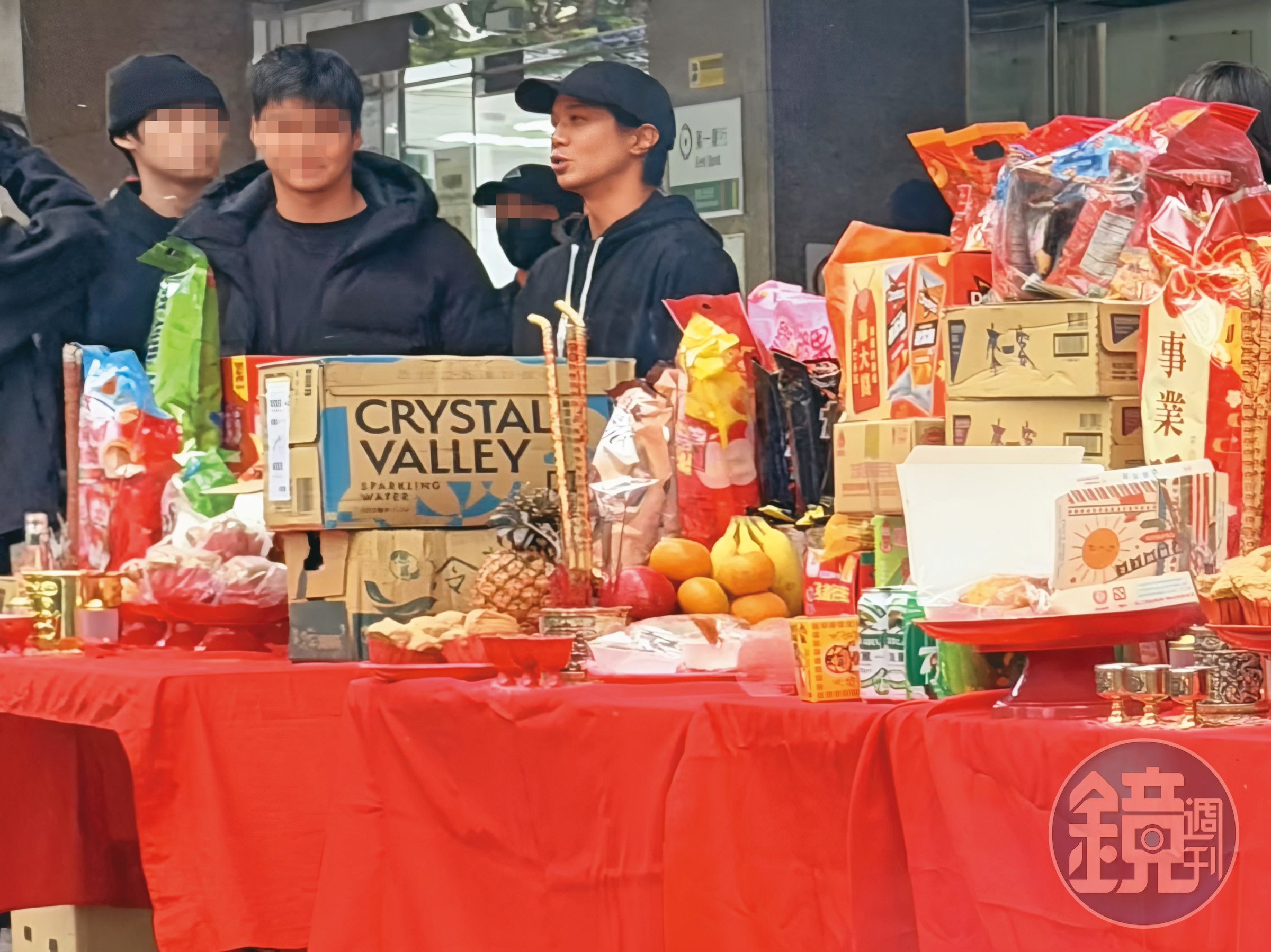 薛仕凌（右一）日前一身黑，現身公司新春團拜。（讀者提供）