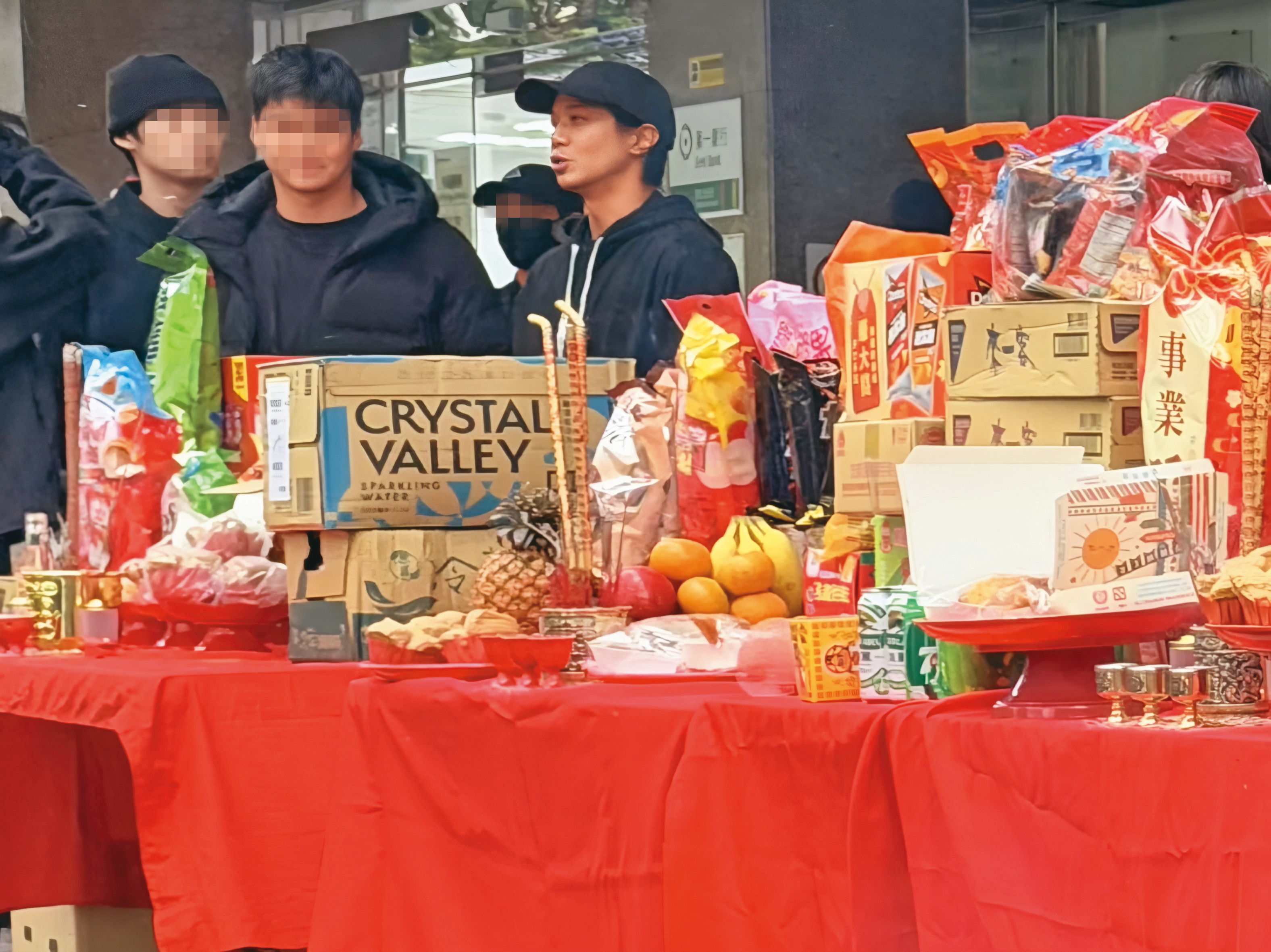 薛仕凌（右一）日前一身黑，現身公司新春團拜。（讀者提供）