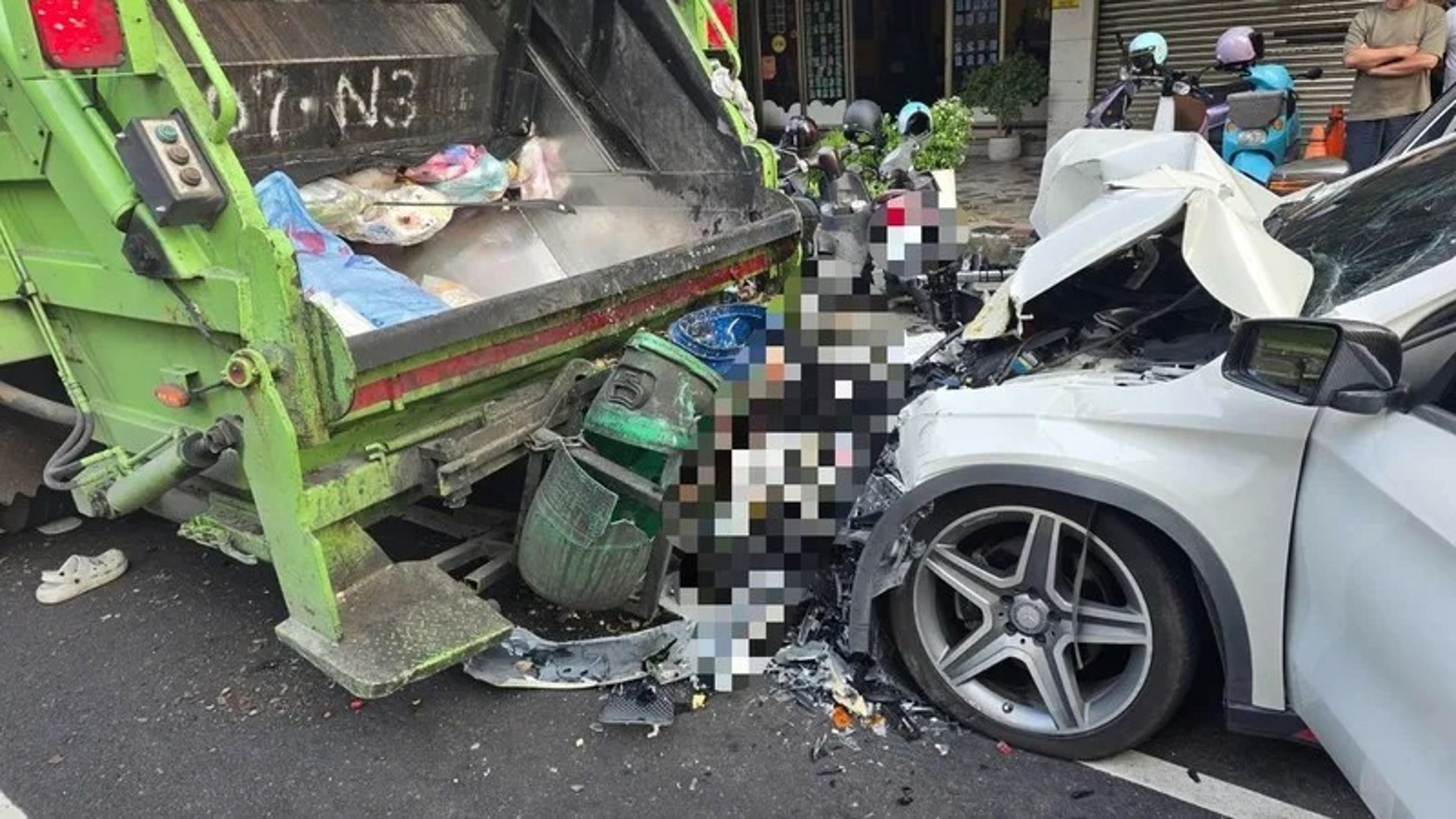 酒駕的鄭姓男子駕駛賓士小客車追撞前方執勤的垃圾車,導致23歲女清潔員當場慘死。(台南市消防局提供)