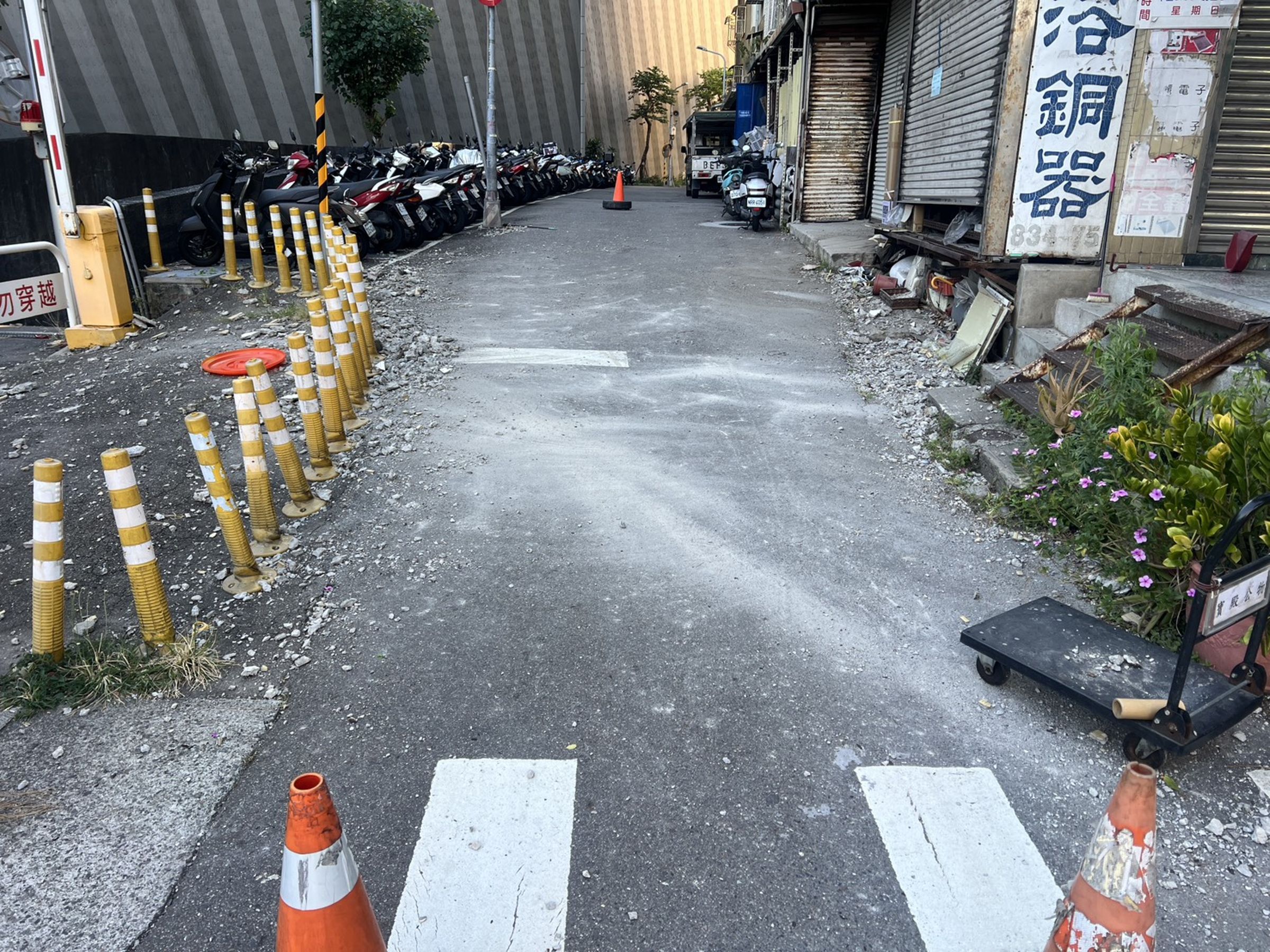 士林社區大樓防護網攔不住,大片磁磚掉落畫面曝光。(警方提供)