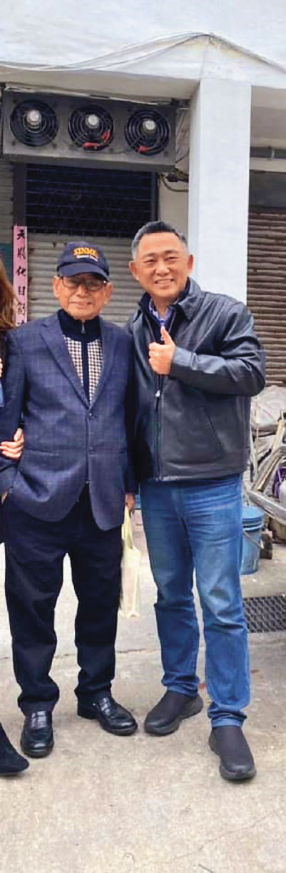 涉弊的金欣海運，現任董事長是楊鎮浯（右）的母親洪玉真，楊父楊肅元（左）則是實際負責人。（翻攝楊鎮浯臉書）