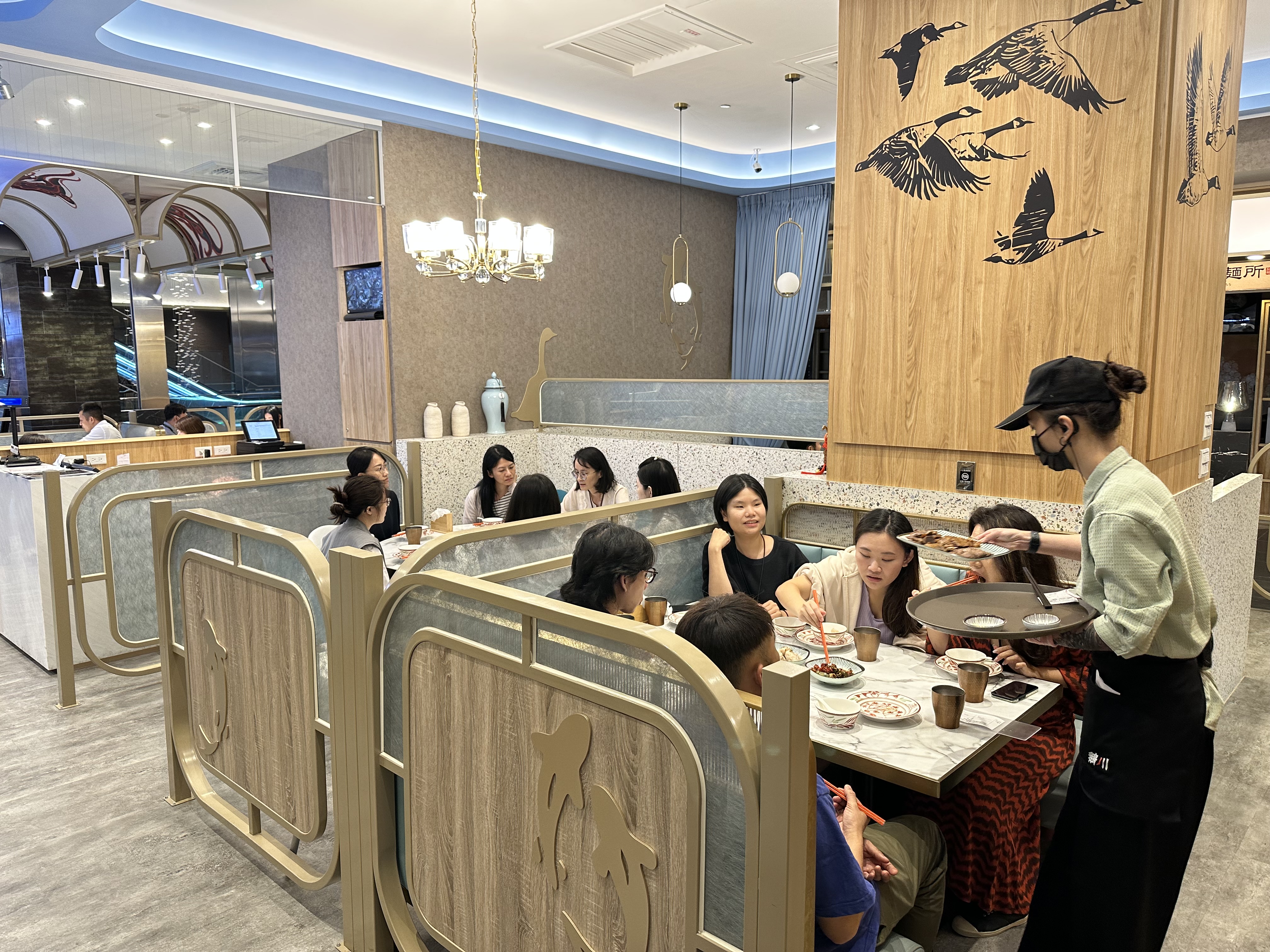 中午用餐時間幾乎座無虛席，生意相當好。