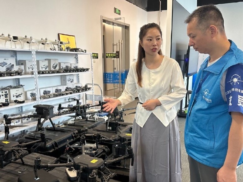 中國武漢33歲女子易娟（左）靠著維修無人機年賺2千萬。（翻攝長江日報）