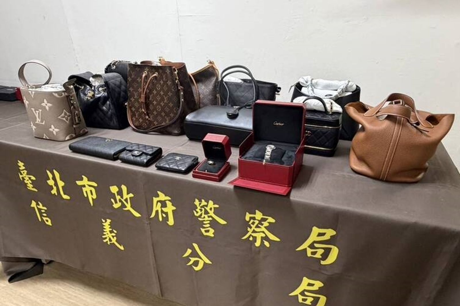 愛馬仕、香奈兒全被扣!前北市美女社工涉A長者1200萬 一桌精品粗估價格驚人