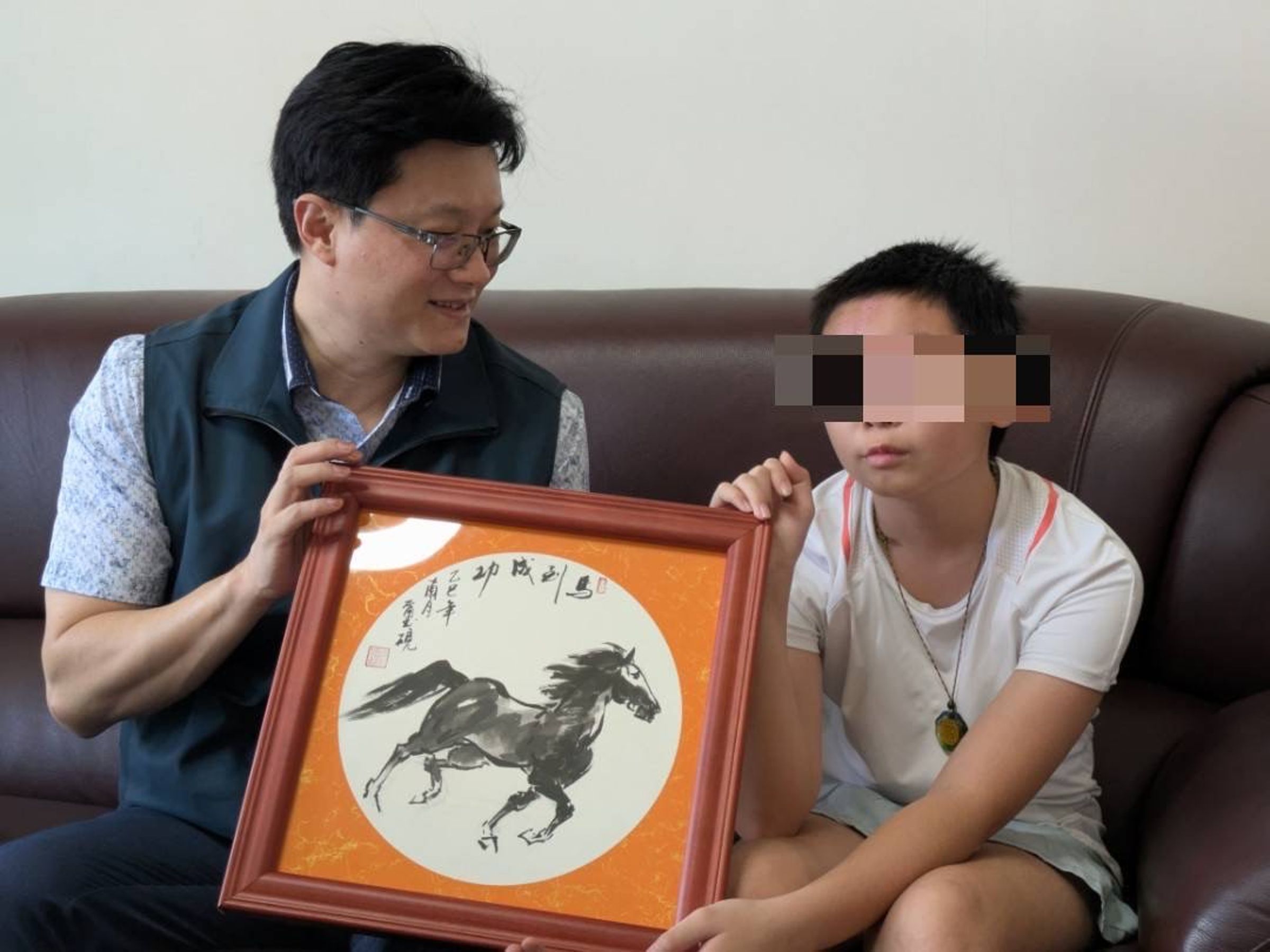 徐健麟撰寫字畫鼓勵小如平安健康成長,學業與未來發展都能馬到成功。